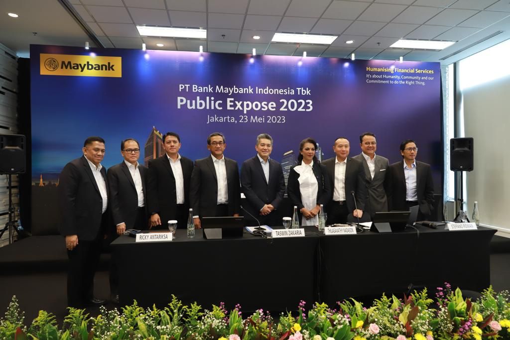 Presiden Direktur PT Bank Maybank Indonesia Tbk (BNII), Taswin Zakaria (tengah, kelima dari kiri) dan Direktur Keuangan Thilagavathy Nadason (tengah, keempat dari kanan) bersama jajaran direksi PT Bank Maybank Indonesia Tbk (Maybank Indonesia) berfoto bersama usai Public Expose 2023 yang diselenggarakan di Kantor Pusat Maybank Indonesia, Jakarta, Selasa (23/5/2023). dok. ist. Kinerja Positif Maybank Indonesia (BNII), Raih Peningkatan Laba jadi Rp750 Miliar