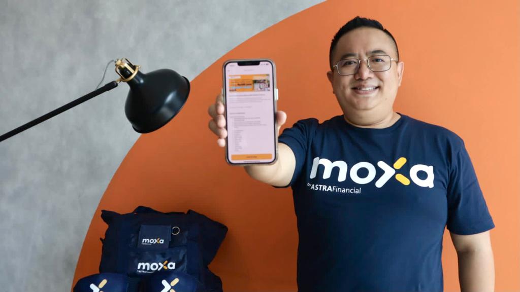CEO Moxa Lim Lizal menunjukkan layanan Pinjaman Modal Usaha dari FINATRA di aplikasi Moxa. Kembangkan bisnis #BisaLebih Cepat Dengan Pinjaman Modal Usaha Melalui Moxa