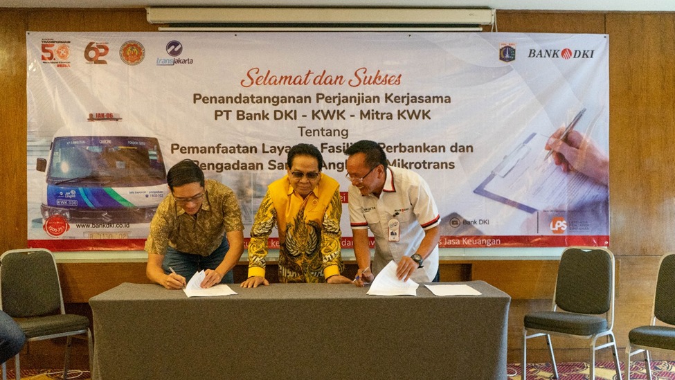 Pemimpin Grup Kredit Mikro Bank DKI, Nana Hendriana (kanan) dan Direktur PT Lestari Global Motorindo (salah satu mitra KWK), Christianto Salim, disaksikan oleh Ketua Koperasi Wahana Kalpika (KWK), Taufik Azhar (tengah), melakukan penandatanganan perjanjian kerja sama antara Bank DKI dengan KWK, di Jakarta, Selasa (23/5/2023). dok. ist. Tingkatkan Layanan Transportasi, Bank DKI Kolaborasi Dengan Koperasi Wahana Kalpika