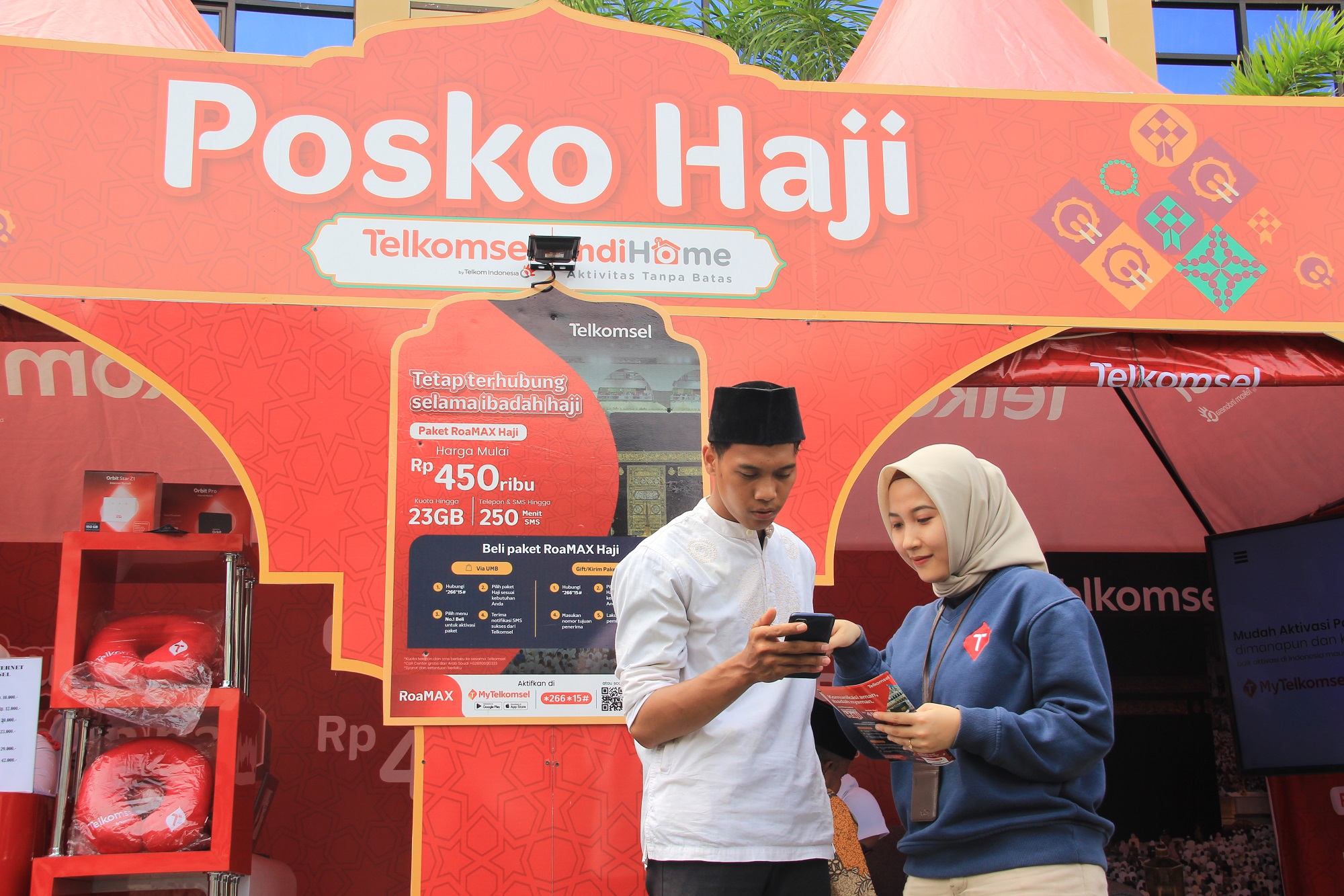 Telkomsel menghadirkan solusi kebutuhan akses komunikasi dengan meluncurkan Paket RoaMAX Haji dan membuka kembali layanan pelanggan GraPARI Mekkah dan sejumlah Posko Layanan Haji, baik di Indonesia maupun di Arab Saudi, yang akan beroperasi selama musim haji 2023. dok. Telkomsel. Musim Haji 2023, Telkomsel Hadirkan Paket RoaMAX Haji serta Operasikan GraPARI Mekkah