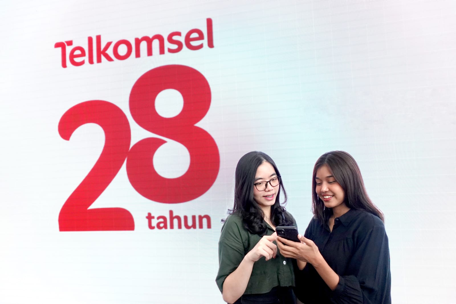 Memaknai usia 28 tahun ini, Telkomsel mengusung semangat #BersamaJadiTerdepan untuk membuka semua peluang kemajuan dalam memperkuat inklusi ekosistem digital di Indonesia. dok. Telkomsel. ist. 28 Tahun Telkomsel: Terdepan Buka Peluang Penguatan Inklusi Ekosistem Digital Indonesia