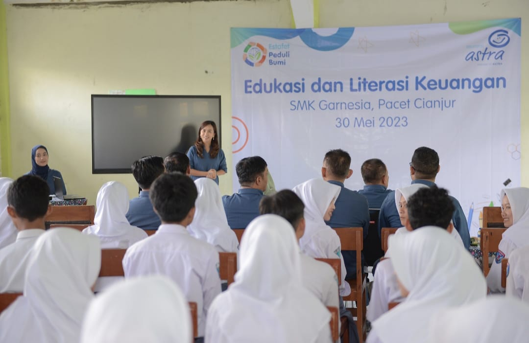 Marketing - Commercial & Health Business Director Asuransi Astra, Indah Octavia memberikan edukasi dan literasi keuangan mengenai pengelolaan keuangan untuk menghindari risiko yang merugikan di kemudian hari bagi para murid SMK Garnesia Pacet. Kegiatan ini merupakan bentuk dukungan Asuransi Astra dalam meningkatkan angka literasi keuangan Indonesia dan insan-insan penggerak bangsa yang berkualitas agar dapat berkembang dan bersaing secara global di masa depan, serta sebagai bentuk dukungan peningkatan literasi keuangan yang telah dicanangkan oleh Otoritas Jasa Keuangan. dok. ist. Asuransi Astra Wujudkan Gedung Sekolah Tahan Gempa untuk SDN Gelar 1 Cianjur