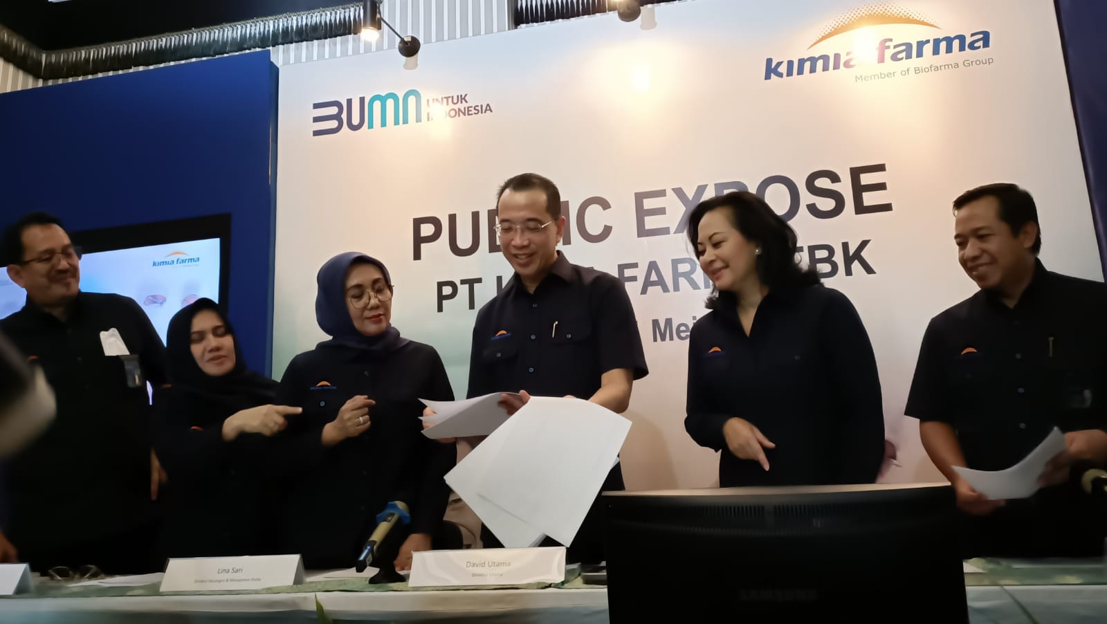 Kiri ke kanan : - Direktur Produksi & Supply Chain - Bpk Andi Prazos - Direktur Komersial - Ibu Chairani Harahap - Direktur Keuangan & Manajemen Risiko - Ibu Lina Sari - Direktur Utama - Bpk David Utama -Direktur Portofolio, Produk Dan Layanan - Ibu Jasmine Karsono - Direktur Sumber Daya Manusia - Bpk Dharma Syahputra. dok. Kimia Farma. Torehkan Kinerja Impresif, Kimia Farma (KAEF) Konsisten jaga Pertumbuhan Bisnis yang Solid