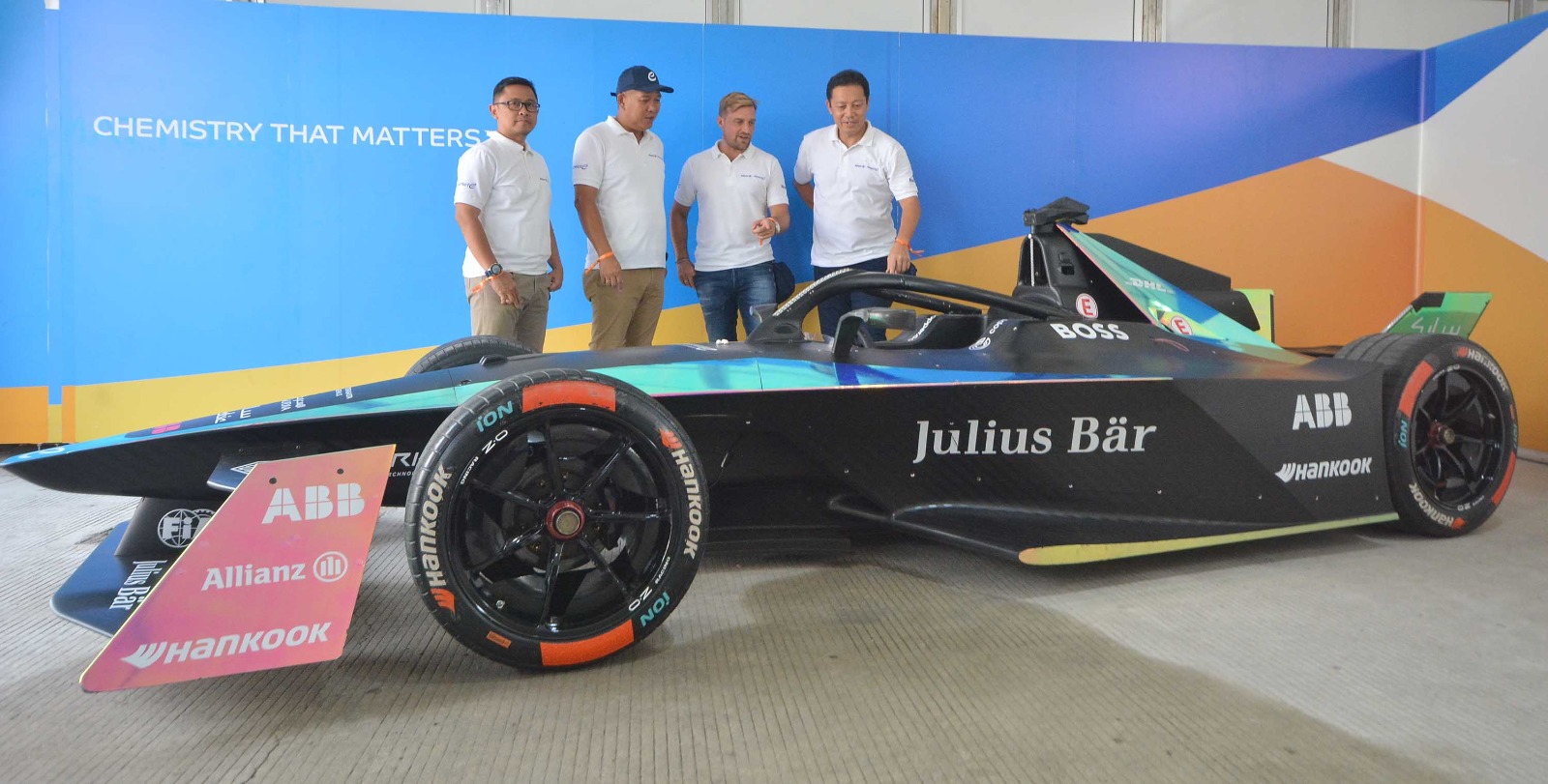 Perwakilan manajemen Allianz Indonesia (ki-ka): Ignatius Hendrawan, Chief Technical Officer Allianz Utama Indonesia, Sunadi, Presiden Direktur Allianz Utama Indonesia, Alexander Grenz, Country Manager & Direktur Utama Allianz Life Indonesia, dan Achmad K. Permana, Managing Director Sharia Allianz Life Indonesia berfoto dengan Formula E Gen3 race car, pada gelaran ABB FIA Formula E World Championship di Jakarta, Sabtu (3/6/2023). dok. Allianz Indonesia. ist. Jakarta E-Prix 2023, Allianz Hadir Berikan Edukasi dan Ajak Masyarakat Peduli Lingkungan