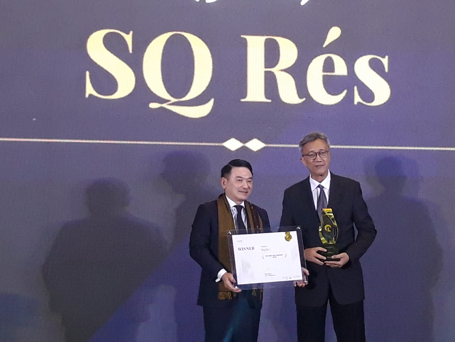 Project Director Intiland Chandra M. Makmoen menerima secara langsung piagam penghargaan yang diserahkan oleh Hendra Hartono CEO Leads Property, Dewan Juri Lamudi.co.id Awards di Jakarta, Jumat (9/6/2023). dok. ist. Property Awards 2022, SQ Rés Raih Penghargaan Apartemen Terbaik