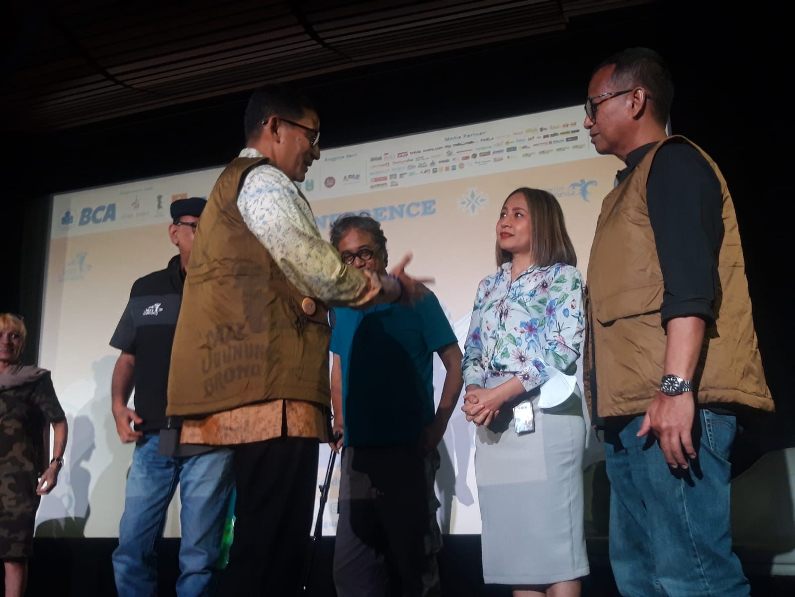 Menteri Pariwisata dan Ekonomi Kreatif, Sandiaga Salahuddin Uno (tengah) bersama Founder Jazz Gunung Sigit Pramono (kiri) dan Butet Kartaredjasa (kedua kiri), EVP Corporate Communication & Social Responsibility BCA Hera F. Haryn (kedua kanan) dan Kurator Jazz Gunung Bromo 2023, Bintang Indrianto (kanan). Mereka berbincang dalam gelaran konferensi pers Jazz Gunung Bromo 2023, Selasa (13/6/2023). dok. BCA. ist. 15 Tahun Dukung Pagelaran Jazz Gunung, BCA Tegaskan Komitmen Majukan Industri Kreatif