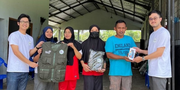 Karyawan Telkom Magelang (paling kiri dan paling kanan) selaku inisiator Program Bresih menyerahkan rompi operasional kepada petugas TPS Desa Tuksongo beberapa waktu lalu. dok. Telkomsel. ist. Komitmen Telkom Lestarikan Lingkungan Berkelanjutan melalui Program Bresih
