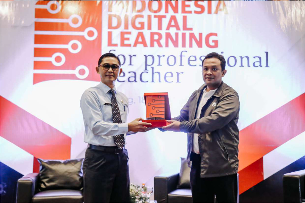 Senior Manager Pemberdayaan Sosial dan Lingkungan Telkom Suharsono (kanan) menyerahkan cindera mata kepada Kepala Dinas Pendidikan Kabupaten Sumedang Agus Wahidin dalam acara digital bootcamp Indonesia Digital Learning (IDL) untuk peningkatan kelulusan sertifikasi guru Indonesia di Graha Asia Plaza Asia Sumedang beberapa waktu yang lalu. dok. ist. Indonesia Digital Learning, Dukungan Telkom Demi Akselerasi Peningkatan Kualitas Guru