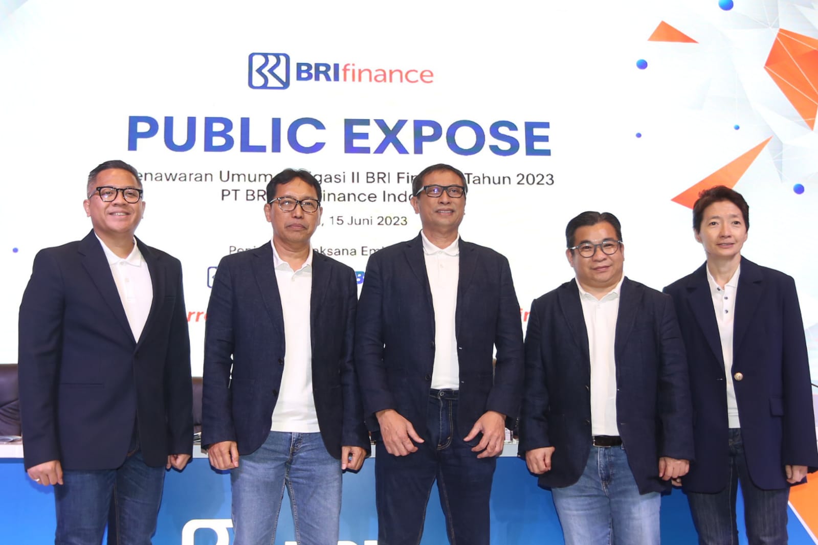 Ki - Ka: 1. Direktur Investment Banking Capital Market PT BRI Danareksa Sekuritas, Kevin Praharyawan 2. Direktur Manajemen Risiko PT BRI Multifinance Indonesia, Ari Prayuwana 3. Plt. Direktur Utama dan Direktur Bisnis PT BRI Multifinance Indonesia, Primartono Gunawan 4. Direktur Keuangan dan Operasional PT BRI Multifinance Indonesia, Willy Halim Sugiardi 5. Direktur PT BCA Sekuritas, Imelda Arismunandar. dok. ist. Perkuat Struktur Pendanaan Ekspansi Bisnis, BRI Finance Terbitkan Obligasi Rp500 Miliar