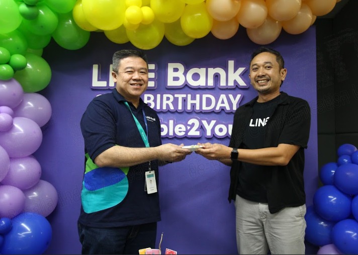 Merayakan Hari Ulang Tahun (HUT) ke-2, LINE Bank by Hana Bank menggelar rangkaian acara bertema #Reliable2You. Simbolisasi potong kue oleh Direktur Perbankan Konsumer Anton Hermawan, didampingi Jajaran Direktur dan Chief serta disaksikan oleh para Karyawan. dok. ist. Menjadi Layanan Perbankan Digital Yang Dapat Diandalkan, Misi Perayaan HUT Ke-2 LINE Bank