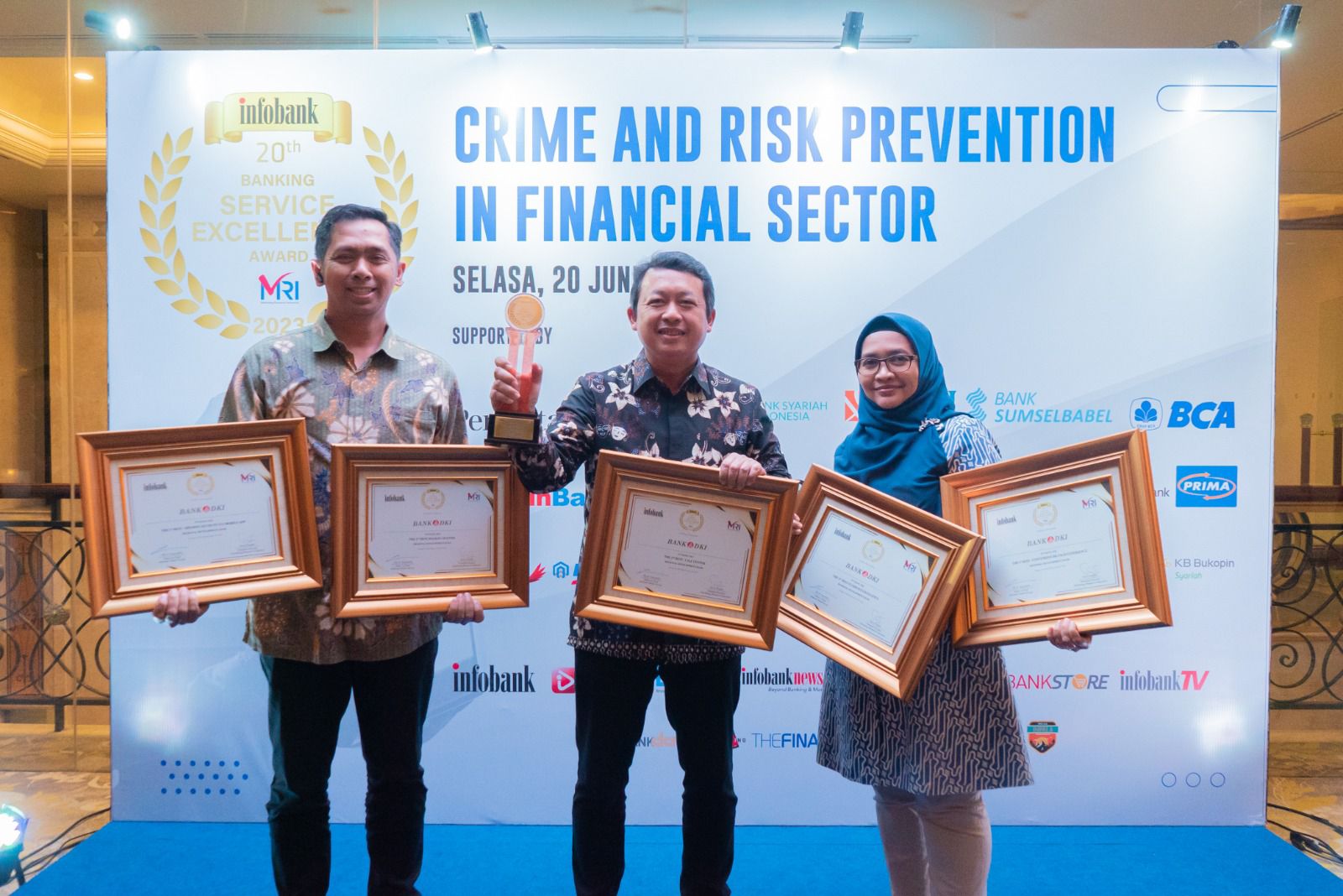 Direktur Teknologi & Operasional Bank DKI, Amirul Wicaksono (tengah) menerima penghargaan dari Majalah Infobank atas layanan prima yang diberikan. Tidak tanggung-tanggung, Bank DKI menyabet tujuh penghargaan sekaligus dalam gelaran 20th Infobank - MRI Banking Service Excellence 2023 di ShangriLa Hotel Jakarta, Selasa (20/6/2023). dok. ist. 20th Infobank-MRI Banking Service Excellence 2023, Bank DKI Sabet Tujuh Penghargaan
