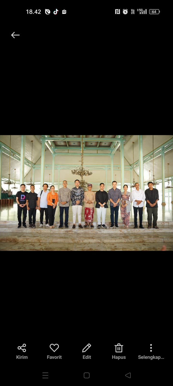 Perjalanan Panjang Bakti BCA Dukung Pelestarian Budaya - EVP Corporate Communication & Social Responsibility BCA Hera F. Haryn memaparkan secara singkat peran BCA dalam memberikan dampak terhadap pelestarian kebudayaan dalam konferensi pers “Satu Dalam Cita” di Pura Mangkunegaran, Solo, Kamis (22/6/2023). dok. BCA. ist.). Dukungan di Satu dalam Cita, Komitmen Pelestarian Kebudayaan Nusantara Melalui Bakti BCA