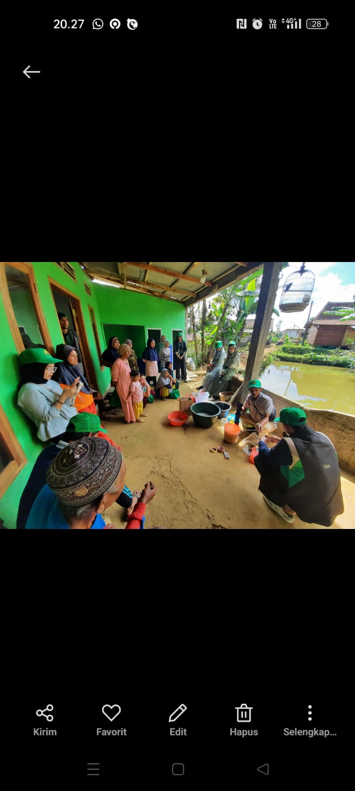 Mahasiswa Paramadina Graduate School of Communication (PGSC) yang tergabung dalam Kawani Tani Project berkolaborasi dengan petani Kampung Arca, Desa Sukawangi, Puncak Dua, Bogor, Jawa Barat. Mereka melakukan sosialisasi “Pemanfaatan Limbah Organik dalam Mendukung Pertanian Sehat, Ramah Lingkungan dan Berkelanjutan”. dok. ist. Kolaborasi Mahasiswa Magister Paramadina dan Petani Sosialisasi Pemanfaatan Limbah Organik
