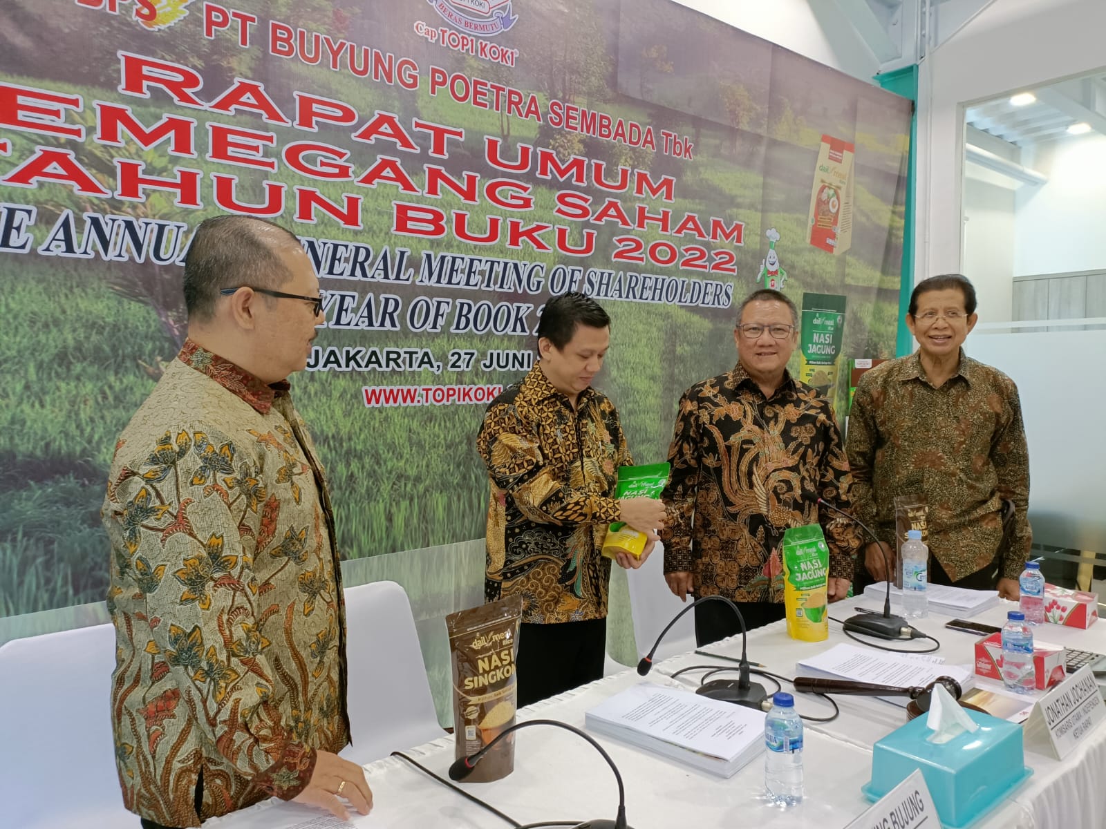 (Kiri-kanan) 1. Direktur HOKI Budiman Susilo 2. Direktur Utama HOKI Sukaking Bujung 3. Direktur Utama HIS Sukarto Bujung 4. Komisaris Utama (Independen) HOK Jonathan Jochanan. dok. ist. Konsisten Sejak 2017, RUPST HOKI Setujui Pembagian Dividen Tunai Rp9,7 Miliar