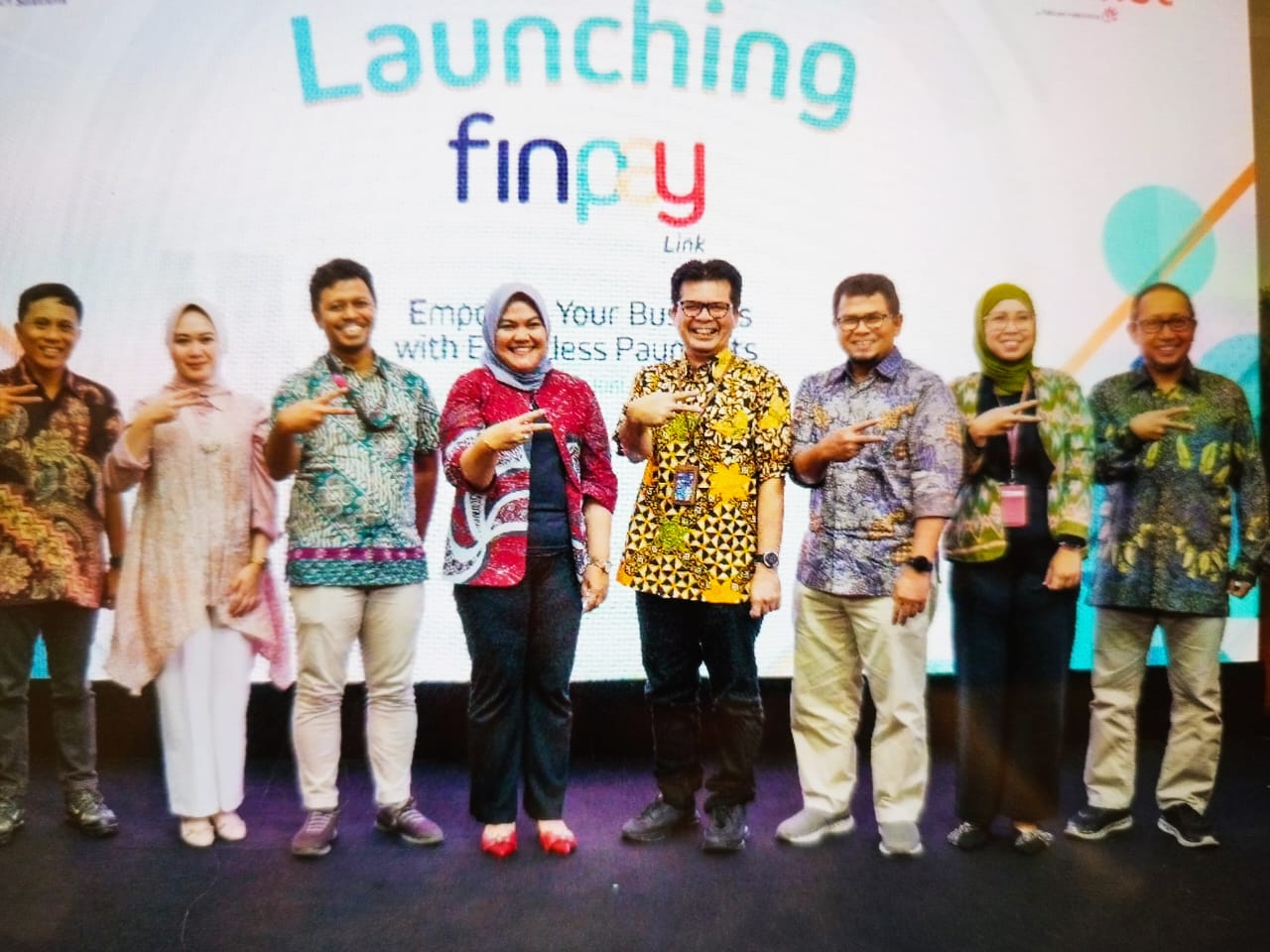 (kiri ke kanan) VP Synergy & Enterprise Business Finnet Gunawan Edi Wibowo, Manager Business Development Metranet Riyazsa Savitria, CEO OCA Indonesia Rizki Prima Sakti, Direktur Enterprise Business PT Finnet Indonesia Irena Aldanituti, SGM Sales MD Media Reynaldo Panggabean, VP Enterprise Fulfilment & Delivery Finnet Roosdiono, CMO OCA Indonesia Tiffani Krisnandya, VP Government and Enterprise Business Finnet Moch. Wasi’ul Hakim usai seremoni peluncuran FinPay Link di Jakarta, beberapa waktu yang lalu. dok. Telkom. ist. Telkom Melalui Finnet Indonesia Luncurkan Layanan Payment Gateway, Finpay Link