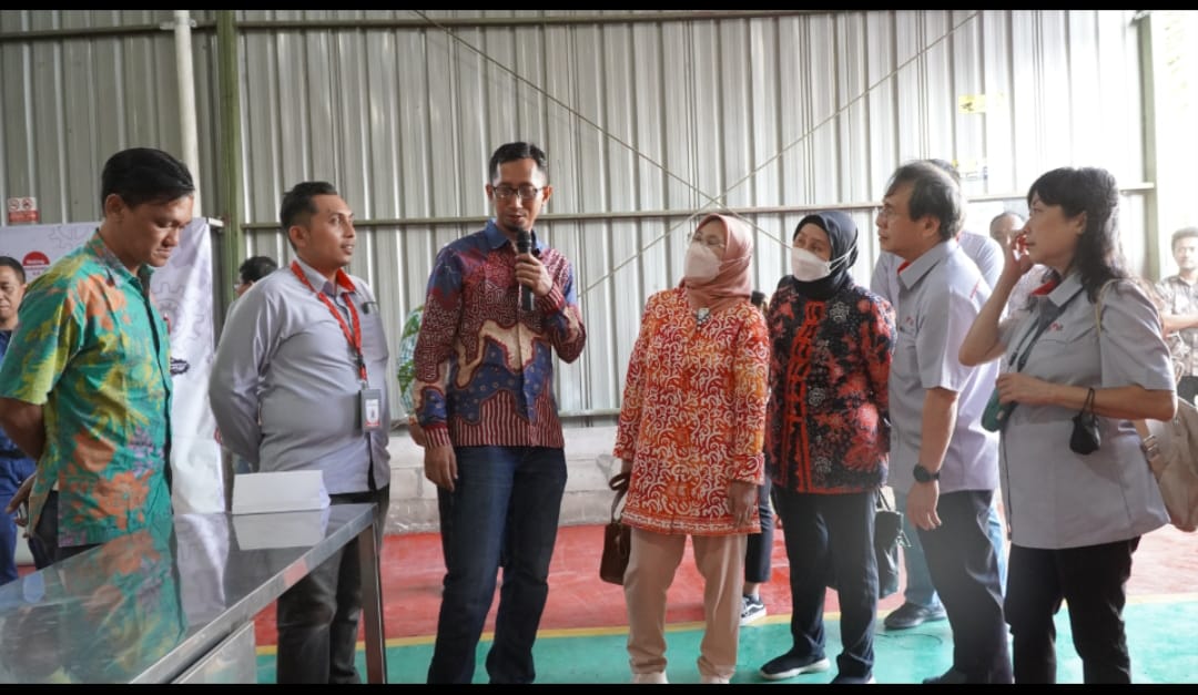 Pemilik IKM Manufaktur Binaan Astra melalui Yayasan Dharma Bhakti Astra (YDBA), CV Sidodadi Mandiri, Panca Saptanto Adi Nugroho (ketiga kiri) menyampaikan bisnis industri logam yang dijalankannya kepada Direktur Jenderal Industri Kecil Menengah dan Aneka Kementerian Perindustrian RI, Ir. Reni Yanita, M.Si (tengah) ; Direktur Industri Kecil dan Menengah Logam, Mesin, Elektronika dan Alat Angkut, Kementerian Perindustrian RI Ir. Dini Hanggandari, MSi (ketiga kanan); Ketua Pengurus YDBA, Sigit P. Kumala (kedua kanan); Sekretaris Pengurus YDBA, Ema Poedjiwati Prasetio (kanan) serta salah satu calon Ayah Angkat/ Offatker IKM (kiri) saat acara Temu Bisnis IKM Logam yang diselenggarakan Kementerian Perindustrian RI didukung oleh YDBA di Solo Raya pada 4 – 5 Juli 2023. Kegiatan temu bisnis ini diharapkan menjadi kesempatan IKM untuk memperluas pasarnya dan mendukung peningkatan TKDN (Tingkat Komponen Dalam Negeri) industri besar serta rantai pasok yang saat ini masih menjadi perhatian kita bersama. dok. ist. Kolaborasi Kemenperin dan Yayasan Dharma Bhakti Astra dalam Temu Bisnis IKM di Solo Raya