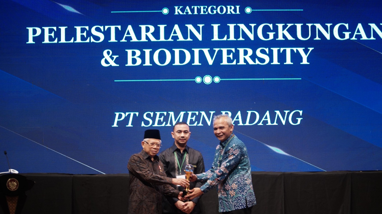 Wakil Presiden RI Ma’ruf Amin, Ketua Forum CSR Indonesia Mahir Yahya Bayasut (dua kiri), dan Direktur Utama PT Semen Padang Asri Mukhtar Datuak Tumangguang Basa berfoto bersama saat penyerahan Padmamitra Award 2022 di Jakarta, Rabu (5/7/2023). dok. ist. Padmamitra Award 2022 Umumkan Pemenang dari 11 Kategori, Wapres Serahkan Penghargaan