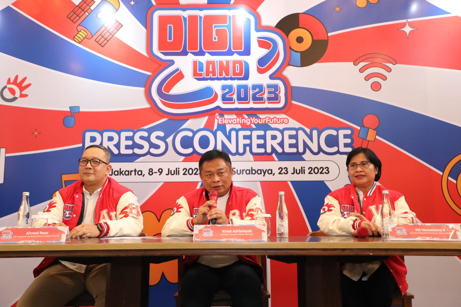 Direktur Utama Telkom Ririek Adriansyah (tengah) bersama Direktur Enterprise & Business Service Telkom FM Venusiana R (kanan) & SVP Corporate Communication & Investor Relation Telkom Ahmad Reza (kiri) saat kegiatan Press Conference Digiland 2023 di Jakarta, Kamis (6/7/2023). dok. Telkom. ist. Sambut Usia 58 Tahun, Telkom Gelar Digiland 2023 Hadirkan Artis Papan Atas