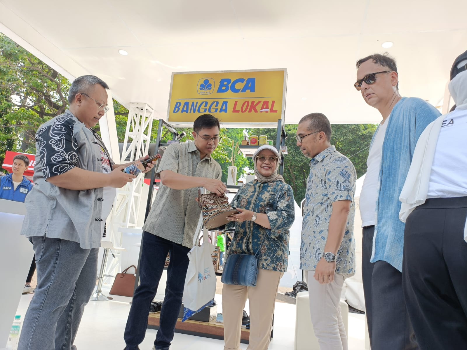 Deputi Bidang Pariwisata dan Ekonomi Kreatif gKemenko Marves Odo RM Manuhutu (kanan), Departemen Pengembangan UMKM dan Perlindungan Konsumen Bank Indonesia (BI) Yunita Resmi Sari (tengah). Lainnya, EVP Transaction Banking Business Inklusi Keuangan OJK Edwin Nurhadi (kedua dari kanan), dan Deputi Bidang Ekonomi Digital dan Produk Kreatif Kemenparekraf Muhammad Neil El Himam (kiri). dok. ist. BCA Dukung Penuh Festival Bangga Buatan Indonesia, Pesta Anak Bangsa