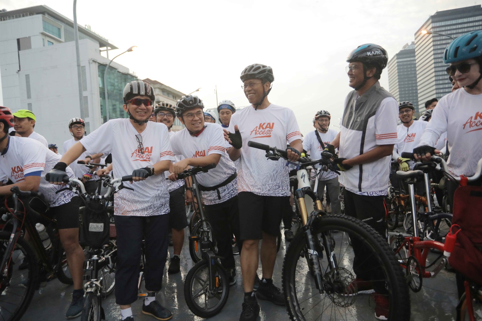 Dari kanan Direktur Utama PT Kereta Api Indonesia (KAI) Persero Didiek Hartantyo, Direktur Teknik dan Digital PT Transjakarta M Indrayana dan Direktur Utama Transjakarta Welfizon Yuza berkolaborasi menggelar olahraga sepeda di Stasiun BNI City, Jakarta Pusat, Sabtu (8/7/2023). dok.ist. KAI dan Transjakarta Kolaborasi Kampanye Hidup Sehat, Ajak Gunakan Transportasi Publik