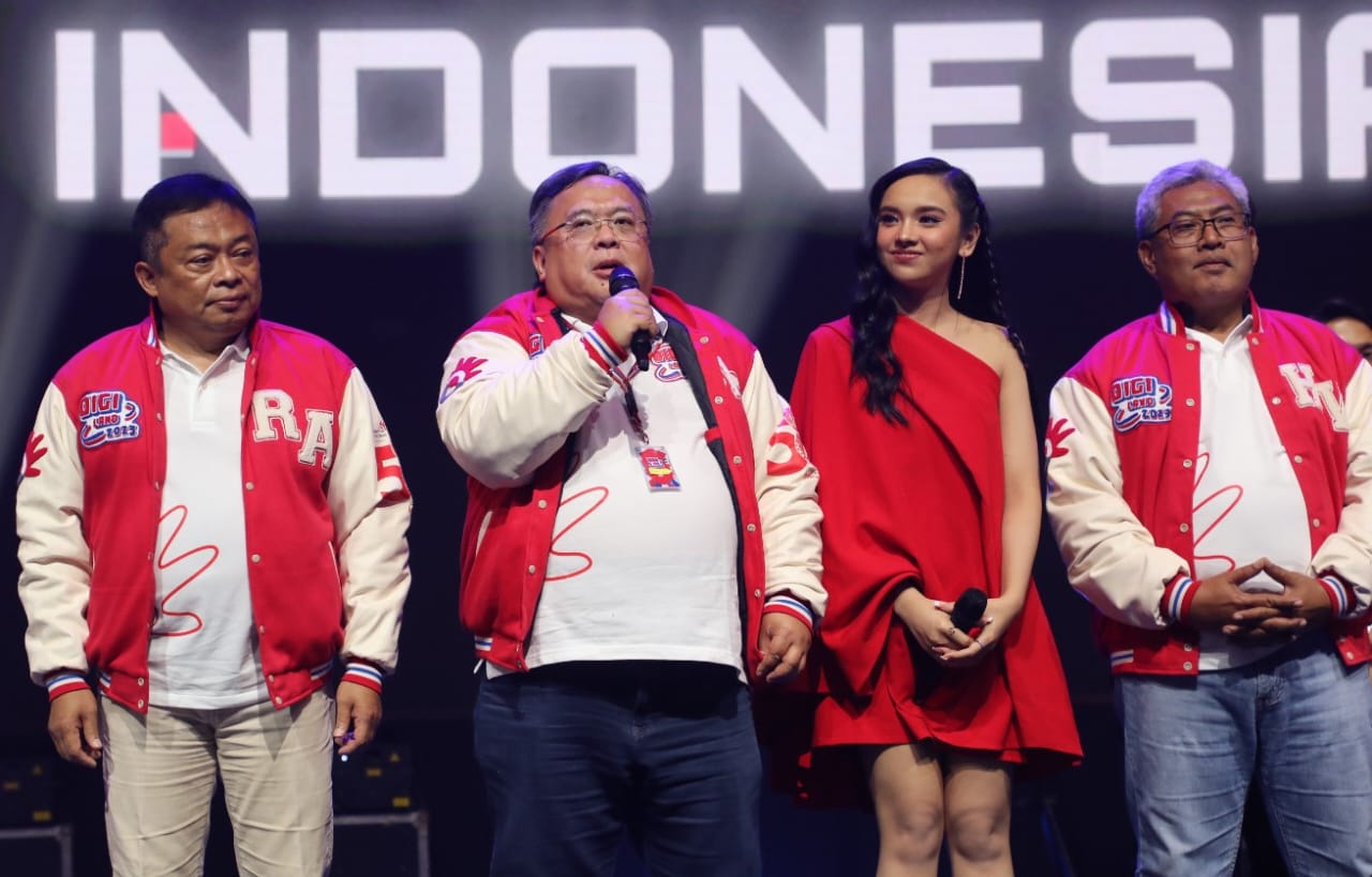 Komisaris Utama Telkom Bambang Soemantri Permadi Brodjonegoro (kedua dari kiri) bersama Direktur Utama Telkom Ririek Adriansyah (paling kiri), Direktur Network & IT Solution Telkom Herlan WIjanarko (paling kanan), dan Lyodra (kedua dari kanan) memberikan sambutan dalam seremonial puncak perayaan HUT Telkom 58 di Digiland 2023, Jakarta, Minggu (9/7/2023). dok. Telkom. Digiland 2023 Puncak Peringatan HUT ke-58 Telkom Sukses Digelar dengan 18.000 Pengunjung