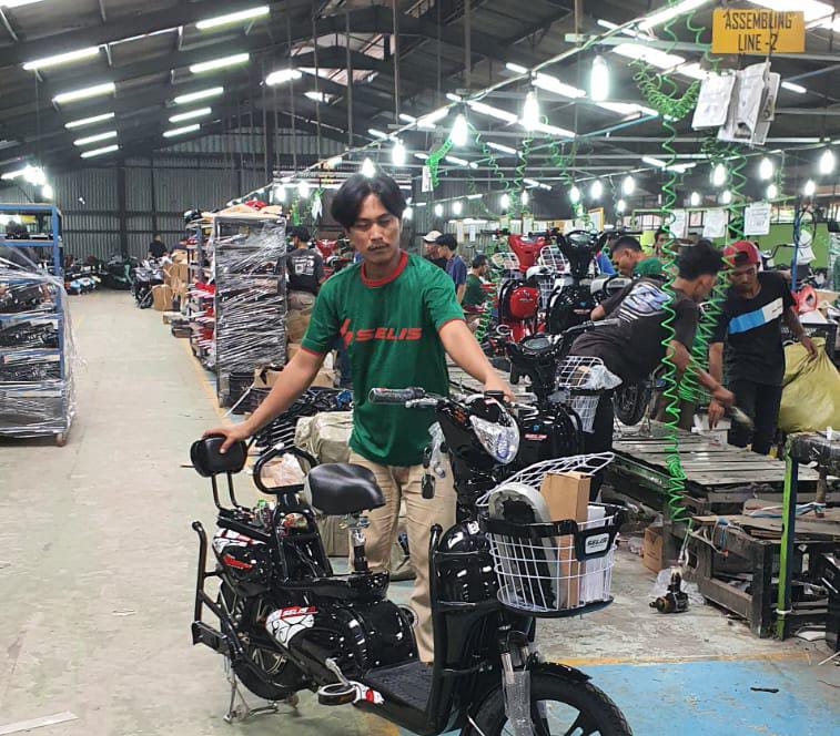 pera pekerja sedang melakukan packing dan pengecekan terhadap unit kendaraan listrik Selis yang siap di kirim. Fofo/Rizki EmitenNews Prospek Cerah Industri Motor Listrik, Penjualan Hingga Juni Sentuh 53 Ribu Unit