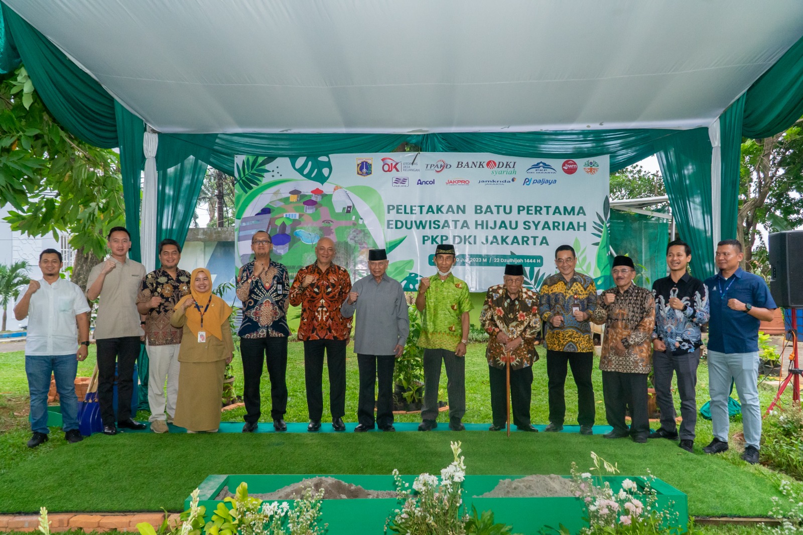 Direktur Ritel & Syariah Bank DKI, Henky Oktavianus (depan foto) bersama Direktur Manajemen Strategis, EPK, dan Kemitraan Pemerintah Daerah Kantor OJK Regional 1 DKI Jakarta dan Banten, Sabarudin. Lainnya, Kepala Dinas Lingkungan, Asep Kuswanto, serta Drs. K.H. Amidhan selaku Ketua Umum Pengurus Yayasan PKP DKI Jakarta secara simbolis membuka pengembangan Eduwisata Hijau Syariah di lingkungan PKP DKI Jakarta, Senin, 10 Juli 2023. dok. ist. Bank DKI Dukung Pengembangan Eduwisata Hijau Syariah PKP DKI Jakarta