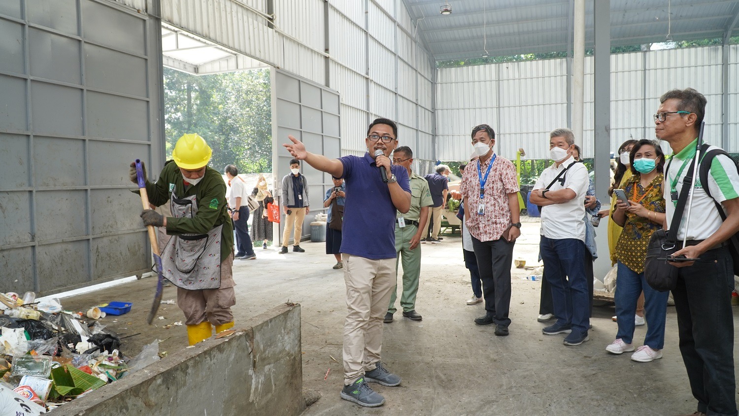 CEO PT Greenprosa Adikara Nusa (Greenprosa), Arky Gilang Wahab menjelaskan proses pengolahan sampah kolaborasi Greenprosa bersama Taman Safari Indonesia (TSI) melalui Integrated Waste Management (IWM) kepada stakeholders Yayasan Dharma Bhakti Astra (YDBA), 12 Juli 2023. dok. ist. Astra - YDBA Ajak Stakeholder Terapkan IWW Seperti Taman Safari Indonesia dan Greenprosa
