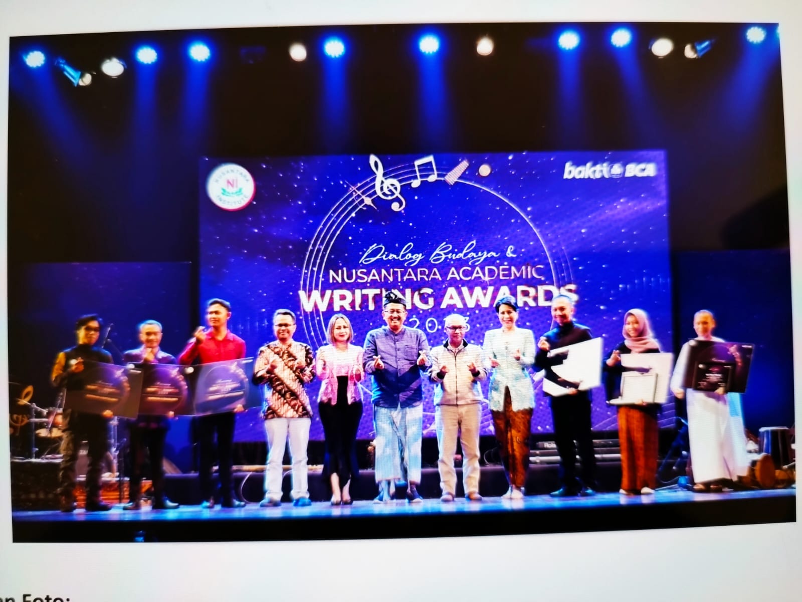 Penghargaan untuk Akademisi - Nusantara Academic Writing Awards (NAWA) 2023 merupakan penghargaan akademik atas tesis magister atau Disertasi doktor terbaik yang mengangkat isu terkait keberagaman, tradisi, dan budaya. Direktur BCA Antonius Widodo (tengah), EVP Corporate Communication & Social Responsibility BCA Hera F. Haryn (kelima dari kiri), Direktur Nusantara Institute Prof. Sumanto Al Qurtuby (keempat dari kiri), Koordinator Apresiasi & Literasi Musik, Direktorat Perfilman, Musik, dan Media, Kementerian Pendidikan, Kebudayaan, Riset dan Teknologi Edi Irawan, serta Dewan Penasihat Nusantara Institute Inge Setiawati (keempat dari kanan), berfoto bersama para pemenang NAWA 2023. Dialog Budaya NAWA 2023, Strategi Agar Musik Tradisional Relevan di Telinga Generasi Muda