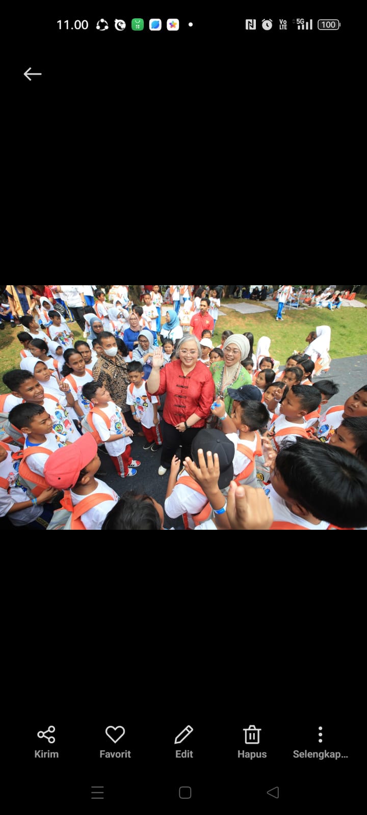 Michellina L. Triwardhany, Presiden Direktur Prudential Indonesia (tengah) dan Indrijati Rahayoe, Chief HR & Community Investment, Prudential Syariah Indonesia (kanan) sedang berinteraksi dengan anak-anak pada acara peluncuran permainan edukatif berbasis website atau e-learning interaktif “Cha-Ching Money Adventures” di Urban Forest Cipete, Jakarta. Sabtu (15/7/2023). dok. ist. Melalui Cha-Ching Money Adventures Prudential Ajak Anak dan Ortu Belajar Literasi Keuangan