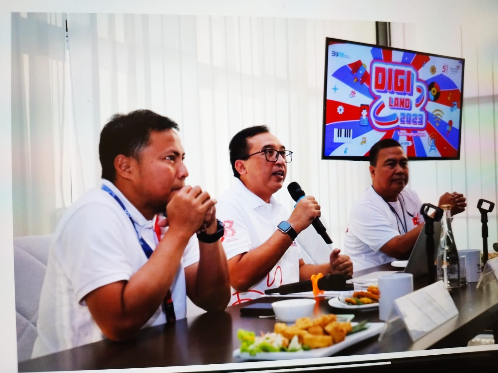 VP Corporate Communication Telkom Andri Herawan Sasoko (tengah) bersama GM Witel Surabaya Selatan Deny Aryanto (kiri) dan AVP External Communication Sabri Rasyid (kanan) saat konferensi pers Digiland 2023 Surabaya, Kamis (20/7/2023). dok. ist. Sukses di Jakarta, Rangkaian HUT ke-58 Telkom Indonesia Gelar Digiland 2023 di Surabaya