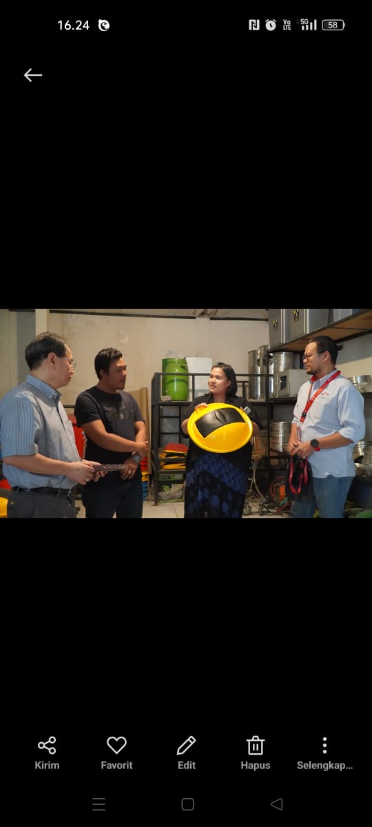 Ketua Pengurus Yayasan Dharma Bhakti Astra (YDBA), Sigit P. Kumala (kiri) saat melihat produk yang diproduksi UMKM binaan Astra melalui YDBA, CV Harapan Mandiri dengan material limbah plastik yang di-recycle menjadi produk atau komponen alat rumah tangga dalam kegiatan #AsikBersamaUMKM di Tarikolot Bogor pekan lalu. Jajaki Kolaborasi, Astra melalui YDBA Perkenalkan UMKM di Tarikolot Bogor ke Stakeholder
