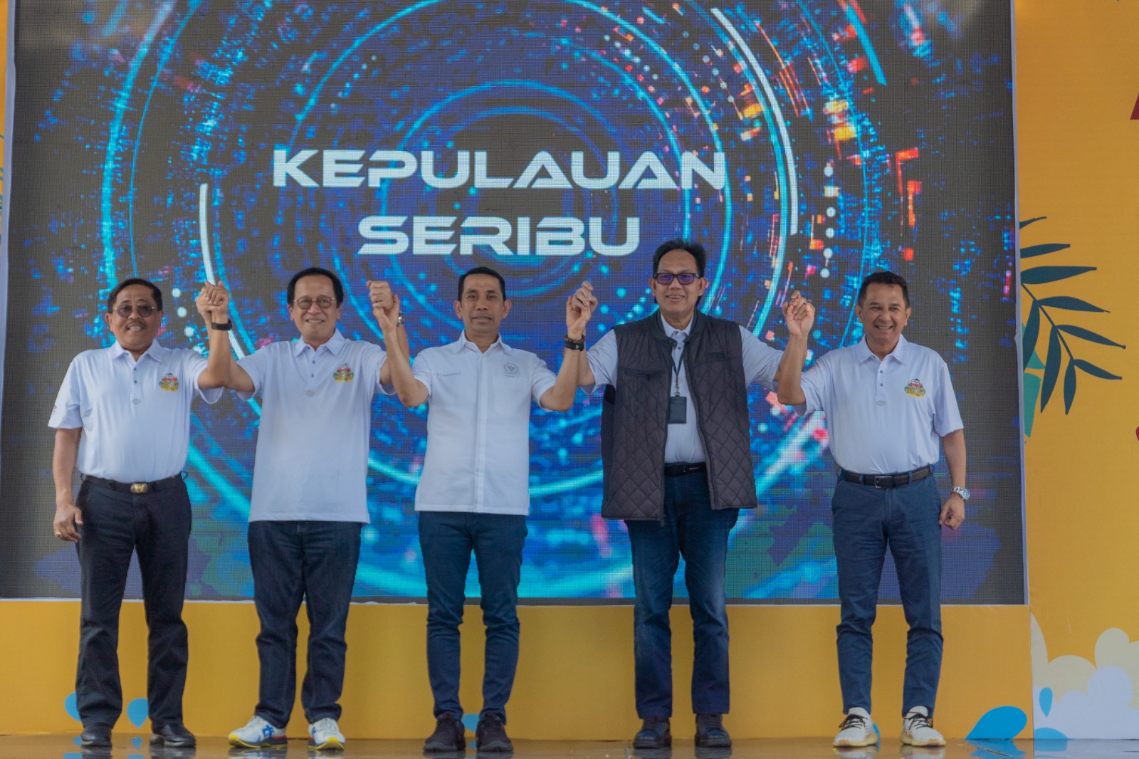 Direktur Utama Bank DKI, Fidri Arnaldy (tengah) bersama Bupati Kepulauan Seribu, Junaedi (kiri), Kepala Eksekutif Pengawas Perbankan Otoritas Jasa Keuangan, Dian Ediana Rae (dua kiri), Anggota Komisi XI DPR RI, Kamrussamad (dua kanan) dan Kepala OJK Kantor Regional 1 DKI Jakarta dan Banten, Roberto Akyuwen (kanan). Mereka melakukan sesi foto bersama usai peresmian dan pembukaan acara ”Pesta Rakyat Digital Island Bank DKI” di Pulau Pramuka, Kepulauan Seribu, Jumat (21/7/2023). dok. ist. Tingkatkan Inklusi Keuangan di Kepulauan Seribu Bank DKI Gelar Pesta Rakyat Digital Island