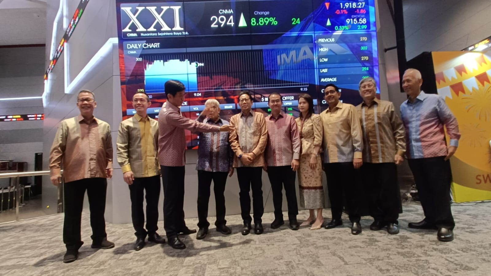 Kiri- Kanan: Head of Investment Banking Indonesia JP Morgan Sekuritas Edmond, Komisaris Independen PT Nusantara Sejahtera Raya Tbk Ongki Wanadjati Dana, Komisaris PT Nusantara Sejahtera Raya Tbk Sacheen Harris Lasmana, Komisaris Utama PT Nusantara Sejahtera Raya Tbk Suryo Suherman, Komisaris PT Nusantara Sejahtera Raya Tbk Harris Lasmana, Founder PT Nusantara Sejahtera Raya Tbk Benny Suherman, Direktur Penilaian Perusahaan Bursa Efek Indonesia I Gede Nyoman Yetna, Direktur Utama PT Nusantara Sejahtera Raya Tbk Hans Gunadi, Direktur PT Nusantara Sejahtera Raya Tbk Arif Suherman, Direktur Utama PT Mandiri Sekuritas Oki Ramadhana, Presiden Direktur PT Indo Premier Sekuritas Moleonoto The, Komisaris Independen PT Nusantara Sejahtera Raya Tbk Mohammad Noor Rachman Soejoeti. dok. ist. Milestone Penting Cinema XXI, Siapkan Strategi Ekspansif Incar Dana IPO Rp2,25 Triliun