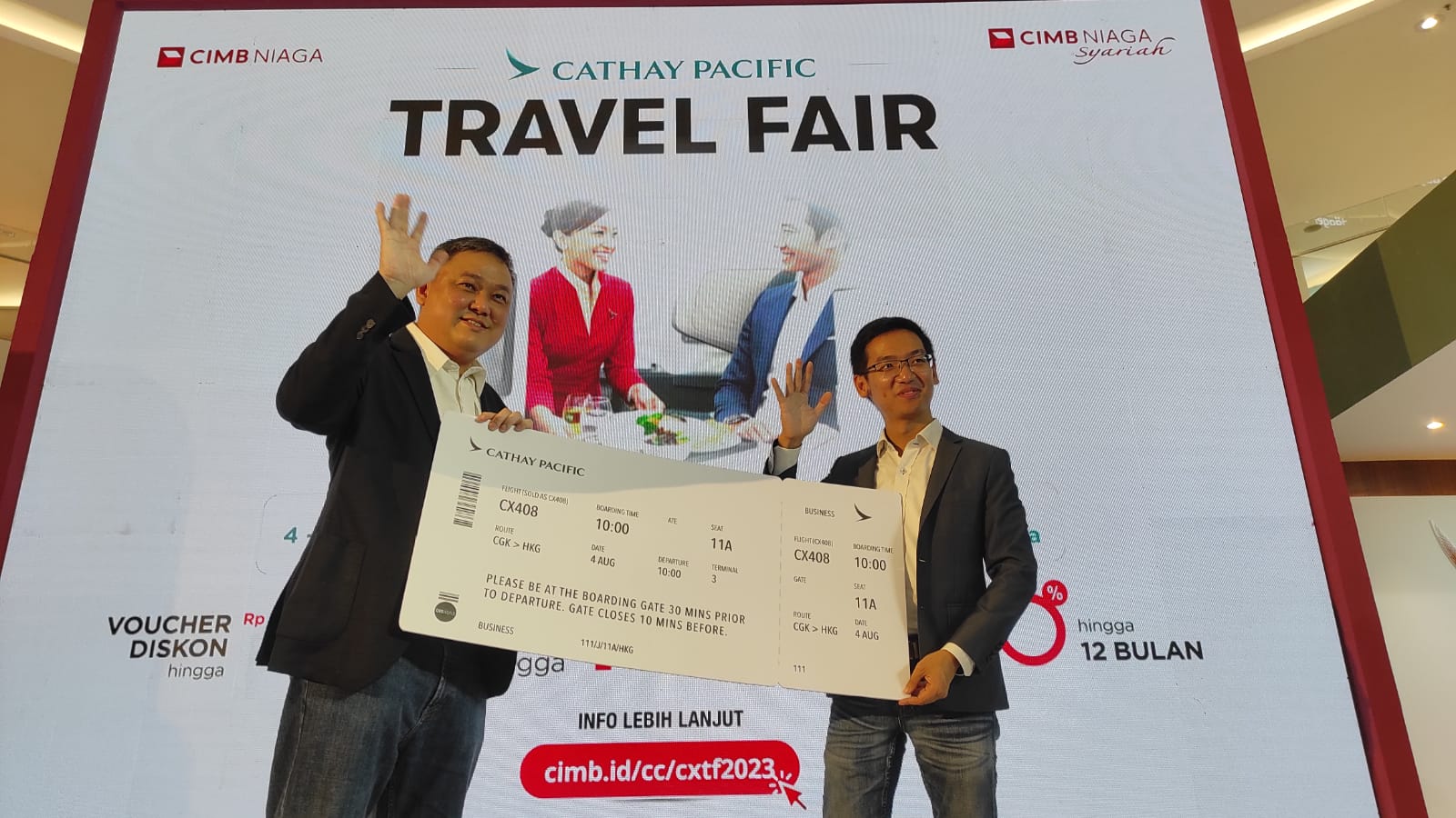 Direktur Consumer Banking CIMB Niaga Noviady Wahyudi (kiri) bersama Country Manager Cathay Pacific Indonesia Matthew Choi saat membuka Cathay Pacific Travel Fair 2023 di Jakarta, Jumat (4/8/2023). Pameran wisata yang digelar untuk ketujuh kalinya ini berlangsung serentak di Senayan City (Jakarta) dan Tunjungan Plaza 6 (Surabaya), pada Jumat hingga Minggu, 4-6 Agustus 2023. dok. ist. Raih Voucher Diskon Tiket Pesawat Hingga Rp6,8 Juta, dan Hemat 100 Persen Poin Xtra