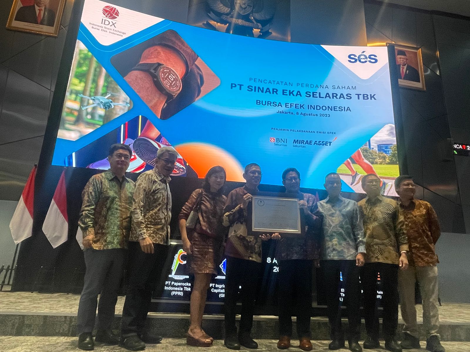 Ki - Ka: 1. Direktur PT Erajaya Swasembada Tbk, Jong Woon Kim 2. Direktur PT Erajaya Swasembada Tbk, Jeremy Sim (Sim Chee Ping) 3. Direktur PT Erajaya Swasembada Tbk, Sintawati Halim 4. Direktur Utama PT Sinar Eka Selaras Tbk, Djohan Sutanto 5. Direktur Penilaian Perusahaan Bursa Efek Indonesia, I Gede Nyoman Yetna 6. Komisaris Utama PT Sinar Eka Selaras Tbk, Budiarto Halim 7. Komisaris PT Sinar Eka Selaras Tbk, Hasan Aula 8. Direktur PT Sinar Eka Selaras Tbk, Andre Tanudjaja. dok. ist. Resmi Melantai di Bursa, Oversubscribed 56,64 Kali, ERAL Raih Dana Rp404 Miliar