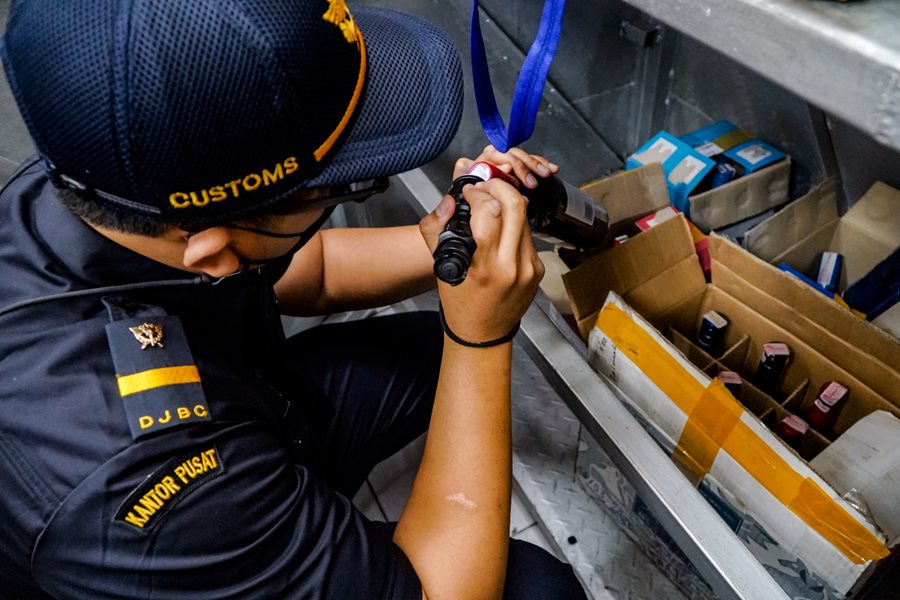 Gelar Operasi Gempur Rokok Ilegal, Bea Cukai Sita 111,2 Juta Batang Rokok