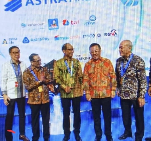 Kiri - Kanan: Prijono Sugiarto (Presiden Komisaris Astra), Agusman (Kepala Eksekutif Pengawas Lembaga Pembiayaan, Perusahaan Modal Ventura, Lembaga Keuangan Mikro dan Lembaga Jasa Keuangan Lainnya merangkap Anggota Dewan Komisioner OJK), Ogi Prastomiyono (Kepala Eksekutif Pengawas Perasuransian, Penjaminan dan Dana Pensiun merangkap Anggota Dewan Komisioner OJK), Djony Bunarto Tjondro (Presiden Direktur Astra) dan Suparno Djasmin (Director-in-Charge Astra Financial) membuka secara resmi booth Astra Financial pada pameran otomotif GIIAS 2023 di ICE BSD, Kamis (10/8/2023). dok. ist. Resmi Dibuka, Booth Astra Financial Hadirkan Solusi Layanan Keuangan di GIIAS 2023