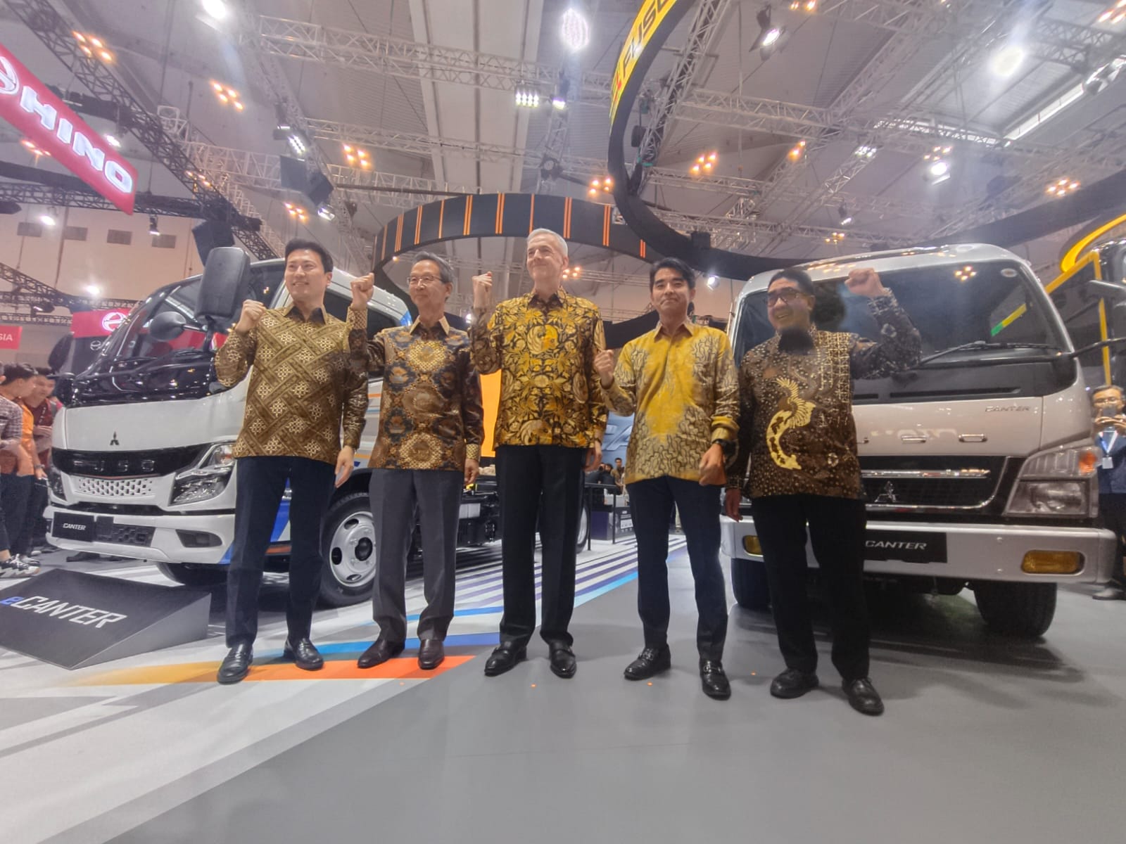 Ki-Ka: Kei Kubota - Sales and Marketing Director PT. KTB, Kazuo Matsunaga - Chairman of the Board MFTBC, Karl Deppen - President and CEO MFTBC, Nobukazu Tanaka - President Director PT. KTB, Duljatmono - Sales and Marketing Director PT. KTB. dok. ist. Luncurkan dan Rayakan 60 Tahun Canter, Mitsubishi FUSO Tampilkan Perjalanan di GIIAS 2023