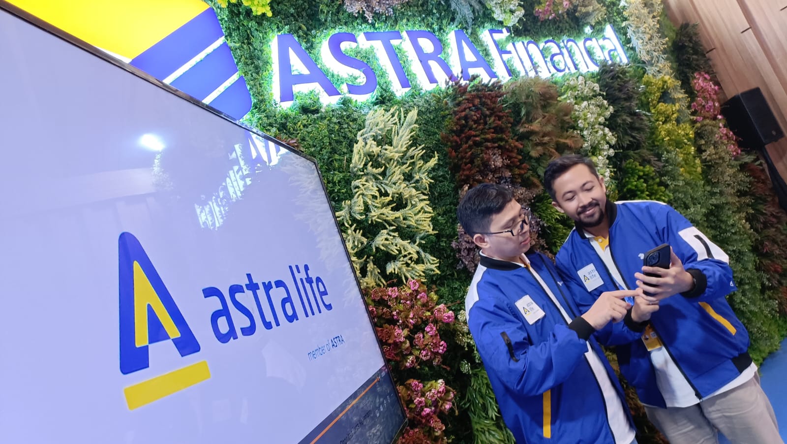 Direktur Bisnis Astra Life (kiri), Alkaf Ghozali bersama Tenaga Pemasar Astra Life di main booth Astra Financial Hall 7 GIIAS 2023 ICE BSD Tangerang. Astra Life hadirkan 3 promo menarik, salah satunya cashback 66% untuk setiap pembelian produk Flexi di ilovelife.co.id. dok. ist. Ramaikan GIIAS 2023, Astra Life Hadirkan Tiga Promo Menarik!