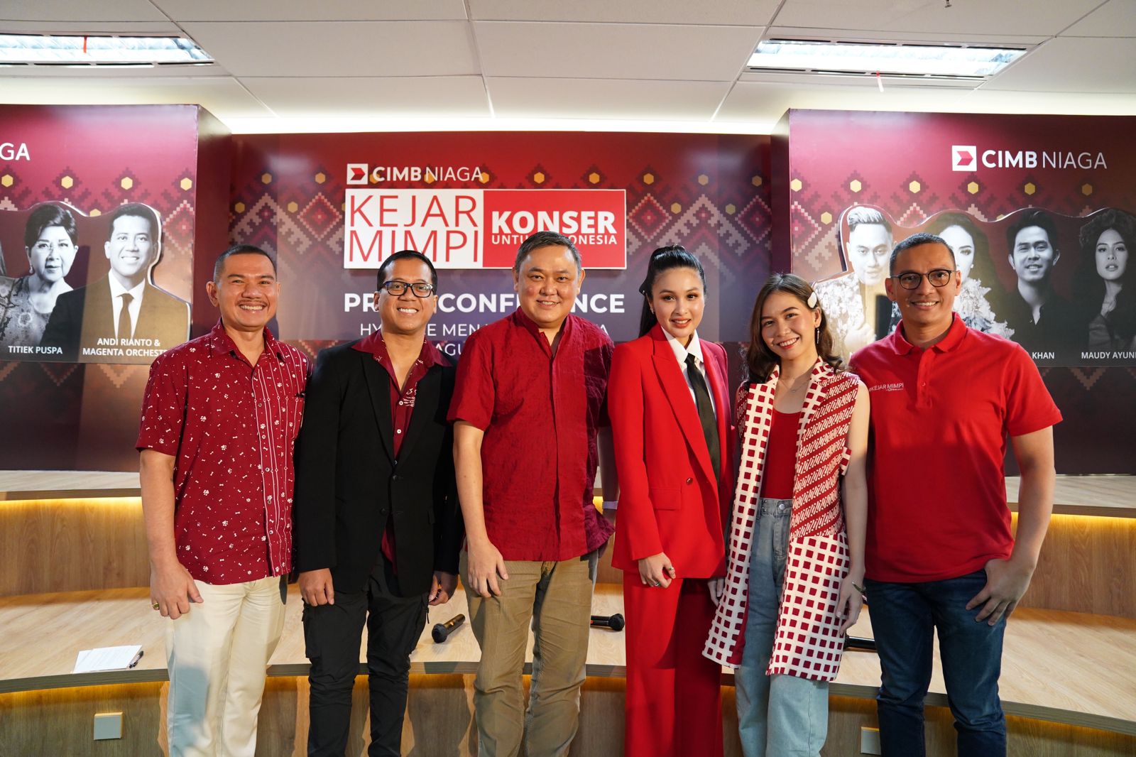 Direktur Consumer Banking CIMB Niaga Noviady Wahyudi (ketiga kiri) bersama Head of Marketing, Brand and Customer Experience CIMB Niaga Toni Darusman (kanan), Brand Strategy & Experience Head CIMB Niaga Muhamad Firdaus Andjar (kiri), Musisi dan Komposer Andi Rianto (kedua kiri), Aktris & Brand Ambassador CIMB Niaga Sandra Dewi (ketiga kanan), dan Pemenang Kejar Mimpi Rising Start Evelyn Wijaya (kedua kanan) pada Press Conference Konser Kejar Mimpi untuk Indonesia di Jakarta, Rabu (16/8/2023). dok. ist. Dukung Industri Kreatif, CIMB Niaga Akan Gelar Konser Kejar Mimpi untuk Indonesia 2023