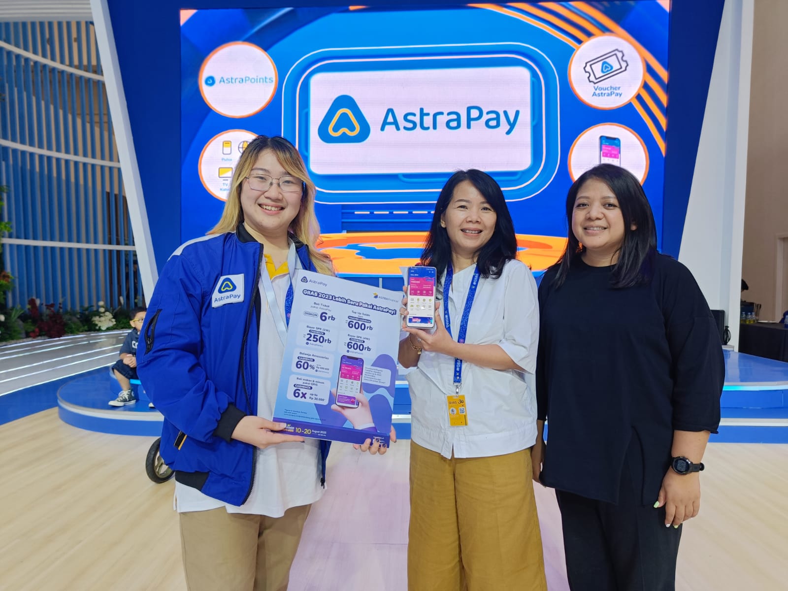 Chief Marketing Officer AstraPay Reny Futsi Yama (tengah)menjelaskan promo AstraPay selama GIIAS 2023. Tahun ini menjadi tahun ke-3 bagi AstraPay untuk mendukung transaksi Digital di GIIAS dengan menjadi satu-satunya e-money yang memberikan banyak promo hingga jutaan rupiah. dok. ist. Dukung Transaksi di GIIAS 2023, AstraPay Satu-satunya e-Money yang Berikan Banyak Promo
