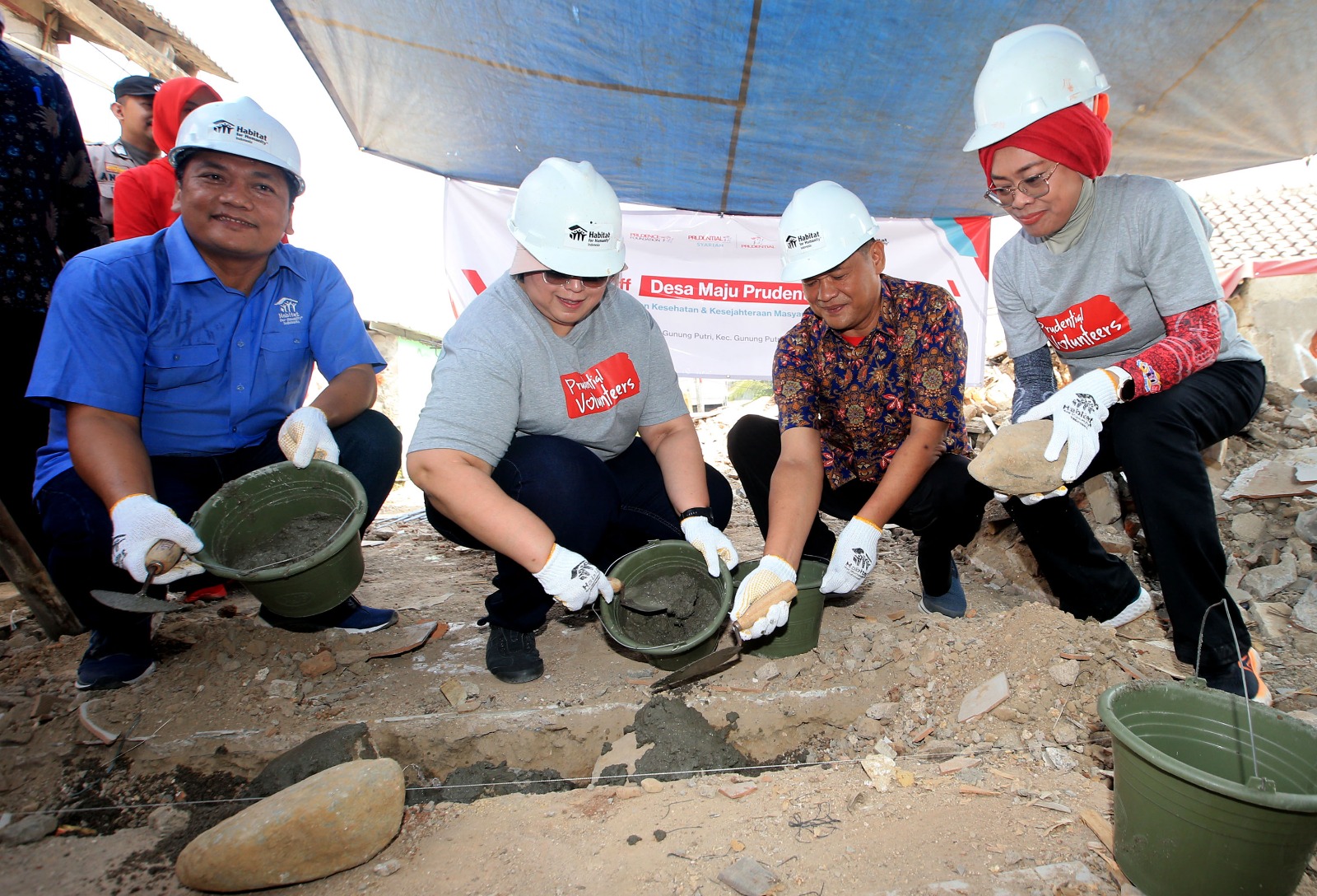 Presiden Direktur Prudential Indonesia Michellina L. Triwardhany (kedua kiri), Head of Programme Operations Habitat for Humanity Indonesia Rudi Nadapdap (kiri), Chief HR & Community Investment, Prudential Syariah Indrijati Rahayoe dan Kepala Desa Gunung Putri Daman Huri berbincang saat peletakan batu pertama itu. dok. ist. Peresmian Program Desa Maju Prudential Indonesia, Upaya Wujudkan Keluarga Sehat