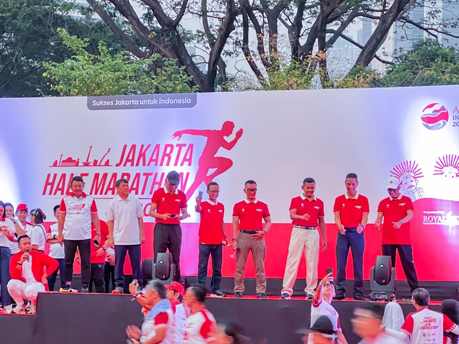 Direktur Teknologi & Operasional Bank DKI merangkap Pelaksana Tugas (Plt.) Direktur Utama Bank DKI, Amirul Wicaksono (Empat dari kanan) mendampingi Menteri Perhubungan, Budi Karya Sumardi beserta Pj. Gubernur DKI Jakarta, Heru Budi Hartono dan pejabat lainnya dalam pelepasan (_flag off_) para pelari peserta Jakarta Half Marathon 2023 di Kawasan Monas, Jakarta Pusat (20/8/2023). dok. ist. Promosikan Kota Jakarta, Bank DKI Ambil Peran Pada Gelaran Jakarta Half Marathon 2023