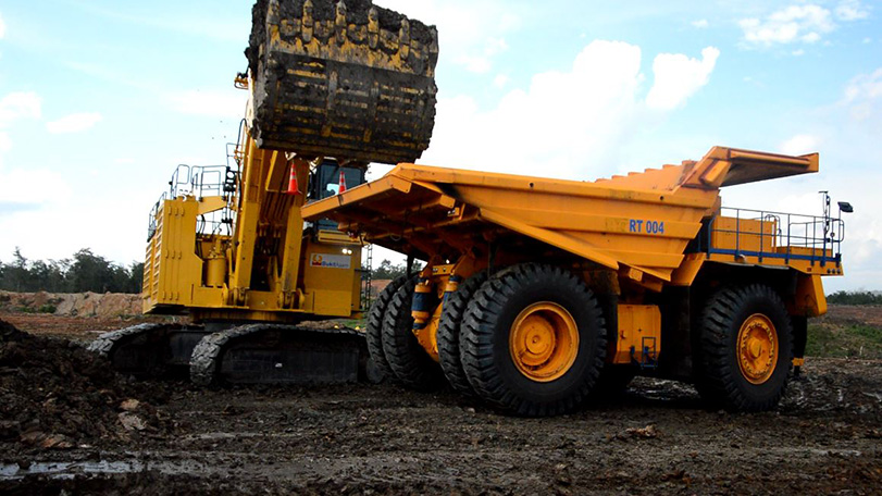 Kurangi Emisi, Bukit Asam (PTBA) Operasikan Hybrid Dump Truck dan Bus Listrik