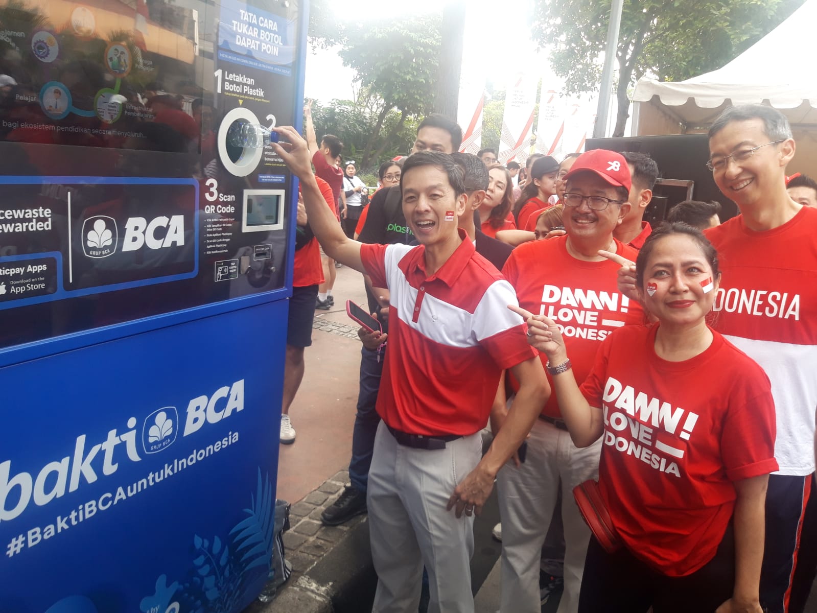 Wakil Presiden Direktur BCA Armand W. Hartono (kedua kiri) memasukkan sampah plastik ke vending machine pengumpul sampah plastik, didampingi oleh Wakil Presiden Direktur BCA Hendra Lembong (kanan), Direktur BCA Antonius Widodo Mulyono (ketiga kanan), EVP Corporate Communication & Social Responsibility BCA Hera F. Haryn (kedua kanan) dan Presiden Direktur PT Plasticpay Teknologi Daurulang Suhendra Setiadi (Kiri). dok. ist. Gebyar BCA Merah Putih, Serukan Semangat Nasionalisme, Hidup Sehat dan Peduli Lingkungan