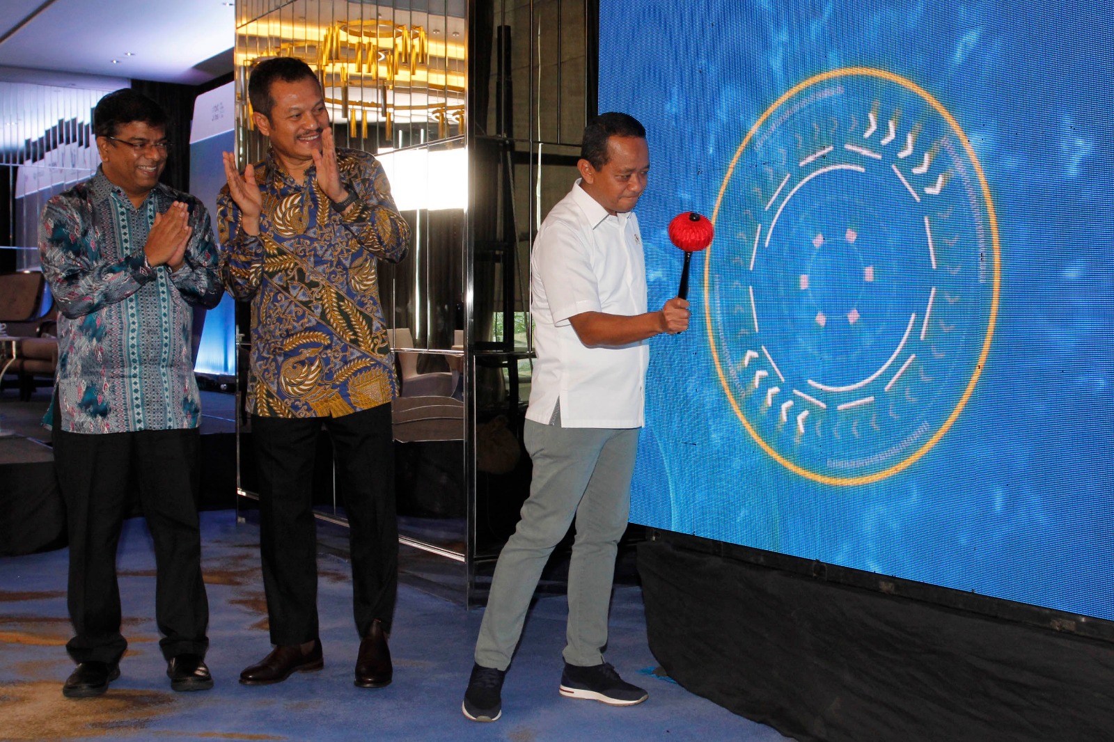 Menteri Investasi/Kepala BKPM Bahlil Lahadalia (kanan), CEO PT Investortrust Indonesia Sejahtera (IIS) Primus Dorimulu (tengah), Direktur IIS Sachin Gopalan, memukul gong digital saat soft launching media ekonomi Investortrust.id, di Jakarta, Selasa (29/8/2023).dok. ist. Soft Launching Investortrust.id, Menteri Bahlil Lahadalia Pukul Gong Digital
