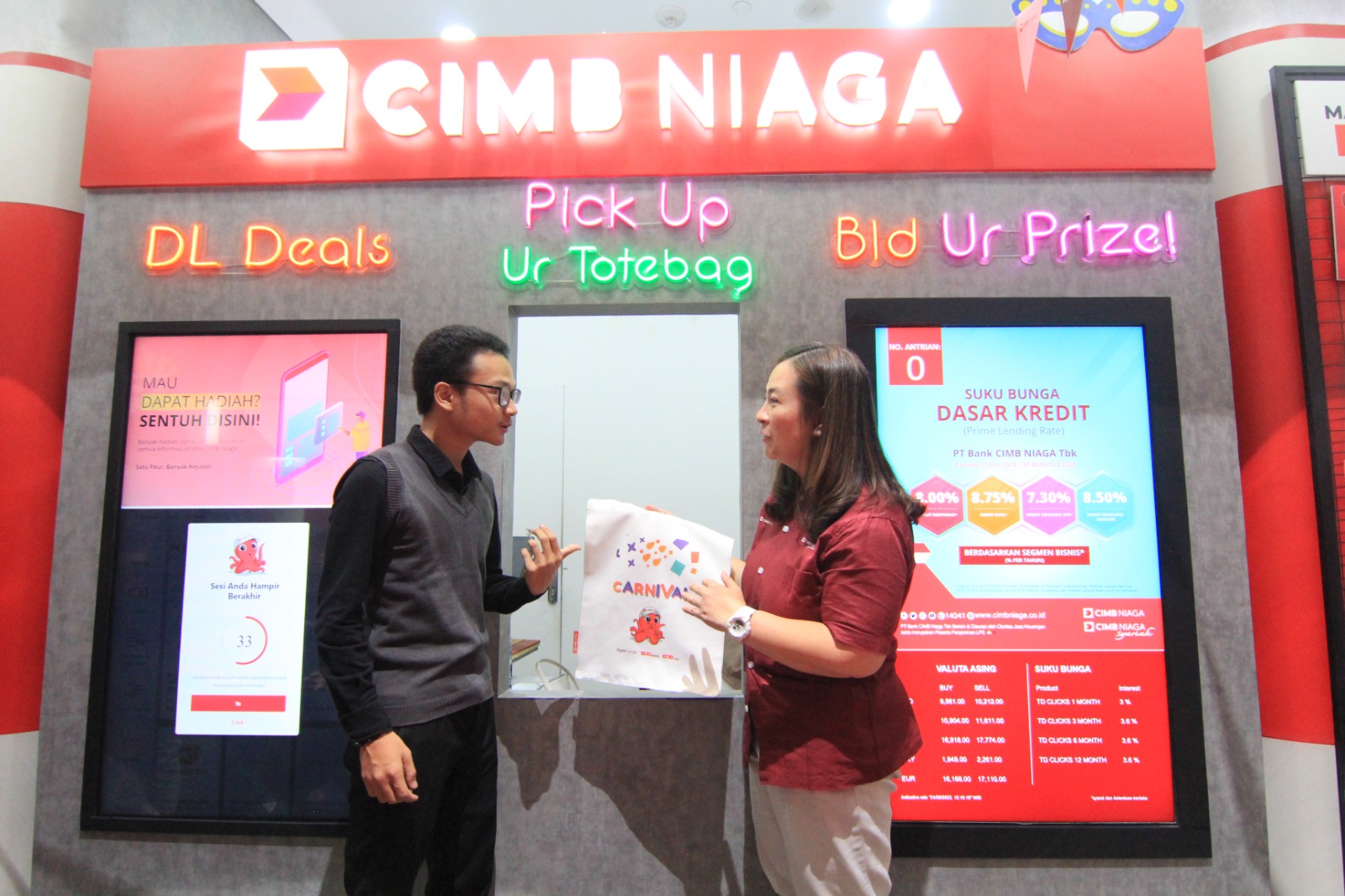 Head of Digital Banking, Branchless & Partnership CIMB Niaga Lusiana Saleh (kanan) memberikan Custom Canvas Bag kepada nasabah usai membuka tabungan di sela “Roadshow CIMB Niaga Digital Lounge Carnival” di Central Park Mall, Jakarta, Kamis (31/8/2023). dok. ist. Roadshow CIMB Niaga Digital Lounge Carnival, Edukasi Masyarakat Manfaatkan Layanan Bank