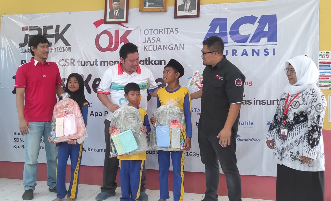 Analis Senior Deputi Direktur Pelaksanaan Edukasi Keuangan OJK Arinengwang Gusta Galung Raharjo (kedua kanan) bersama Kepala Sekolah SDN Leuwiranji Supriyati (kanan) Kepala Divisi Media dan Marketing Communication PT Asuransi Central Asia (ACA), Sugiarto (kedua kiri) dan MarCom Dept Head PT Asuransi Bintang Tbk Putut Saputro, menyapa siswa sekolah dasar selepas menyerahkan bantuan perlengkapan sekolah, di SDN Leuwiranji 05 Rumpin, Bogor, Jawa Barat , Sabtu (2/9/2023). Komunitas wartawan Jelajah Pewarta Foto Ekonomi (JPEK) gandeng Otoritas Jasa Keuangan (OJK) dan Industri Keuangan non bank gelar CSR dalam rangka meningkatkan siswa melakukan edukasi literasi keuangan dengan mengambil thema JPEK Gandeng OJK dan Industri Keuangan Non Bank Gelar Edukasi Keuangan di Sekolah Dasar