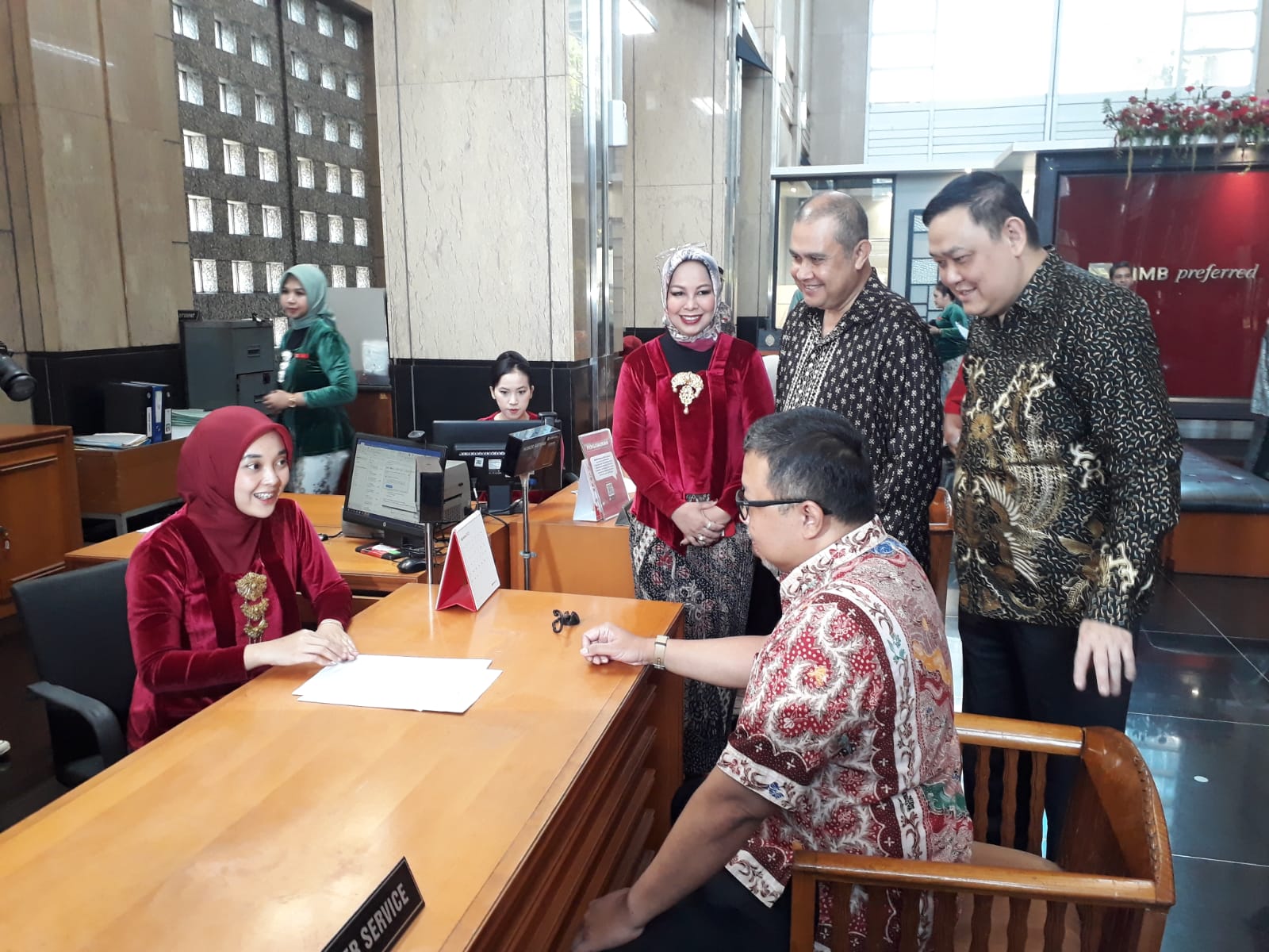 Direktur Consumer Banking CIMB Niaga Noviady Wahyudi (berdiri kanan) bersama Direktur Syariah Banking CIMB Niaga Pandji P. Djajanegara (berdiri kedua kanan) dan Head of Region Jakarta A CIMB Niaga Evita Barliana (berdiri kiri), menyapa nasabah di sela perayaan Hari Pelanggan Nasional (Harpelnas) 2023 di Graha CIMB Niaga, Jakarta, Senin (4/9/2023). CIMB Niaga Apresiasi Nasabah di Hari Pelanggan Nasional 2023
